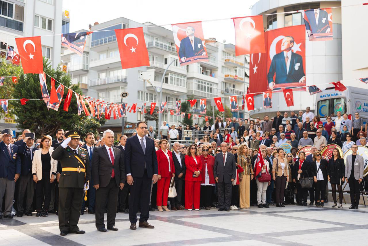 Balçova’da Cumhuriyetimizin 102. yılı etkinlikleri bugün sabah saatlerinde başladı.