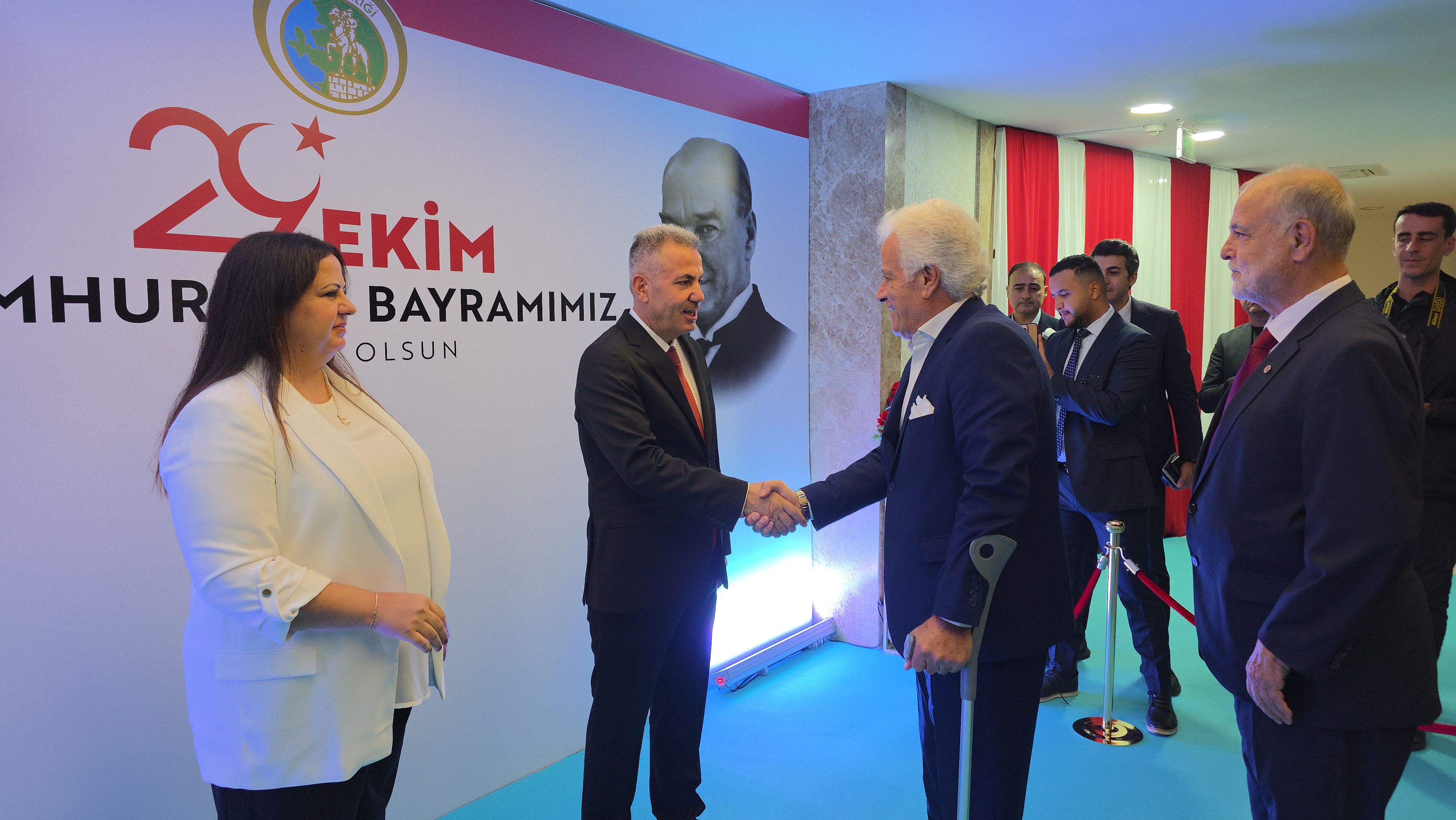 İZMİR'DE 29 EKİM RESEPSİYONU COŞKUYLA GERÇEKLEŞTİ: CUMHURİYET'İN 102. YILI TÖRENLE KUTLANDI