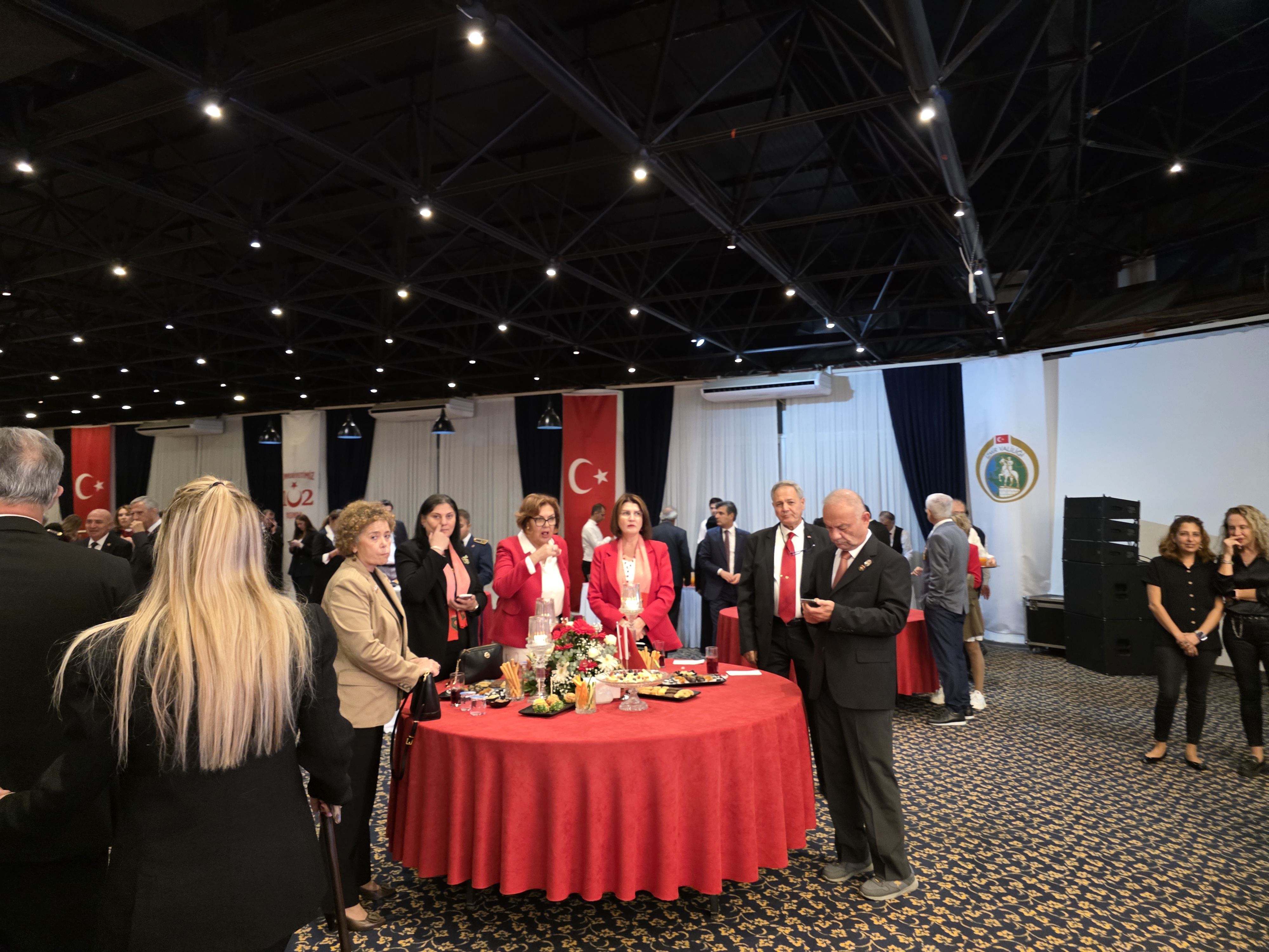 İZMİR'DE 29 EKİM RESEPSİYONU COŞKUYLA GERÇEKLEŞTİ: CUMHURİYET'İN 102. YILI TÖRENLE KUTLANDI