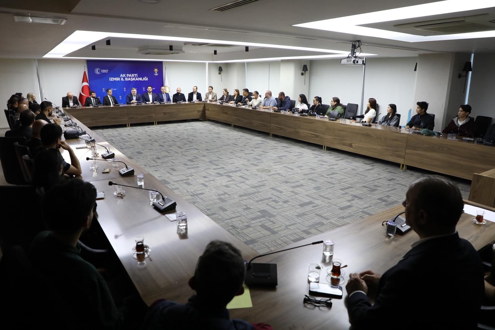 Başkan Saygılı, AK Parti'nin iktidara gelişinin yıldönümünde rozetleri taktı!