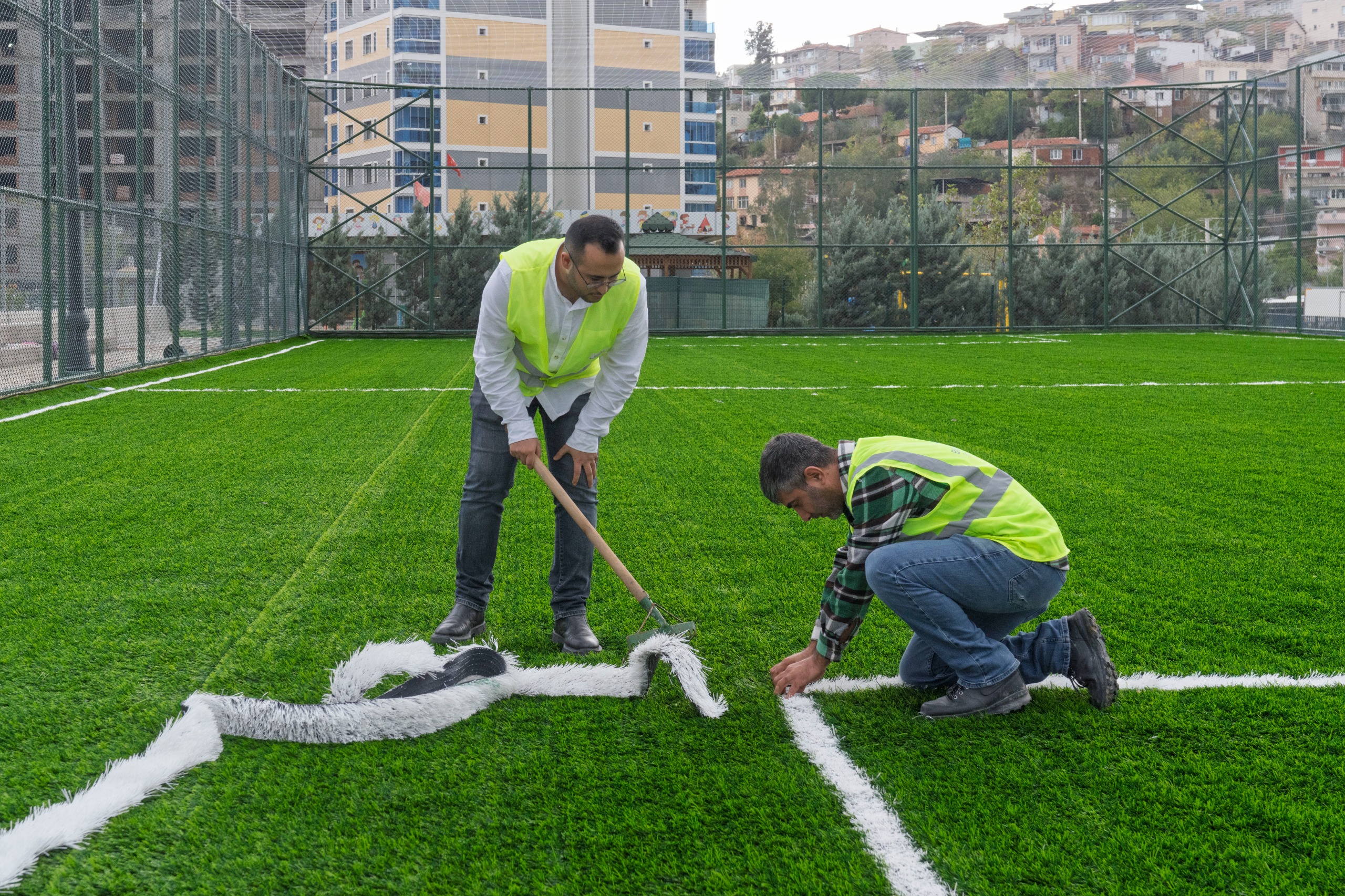 Büyükşehir’den gençlere beş yeni halı saha