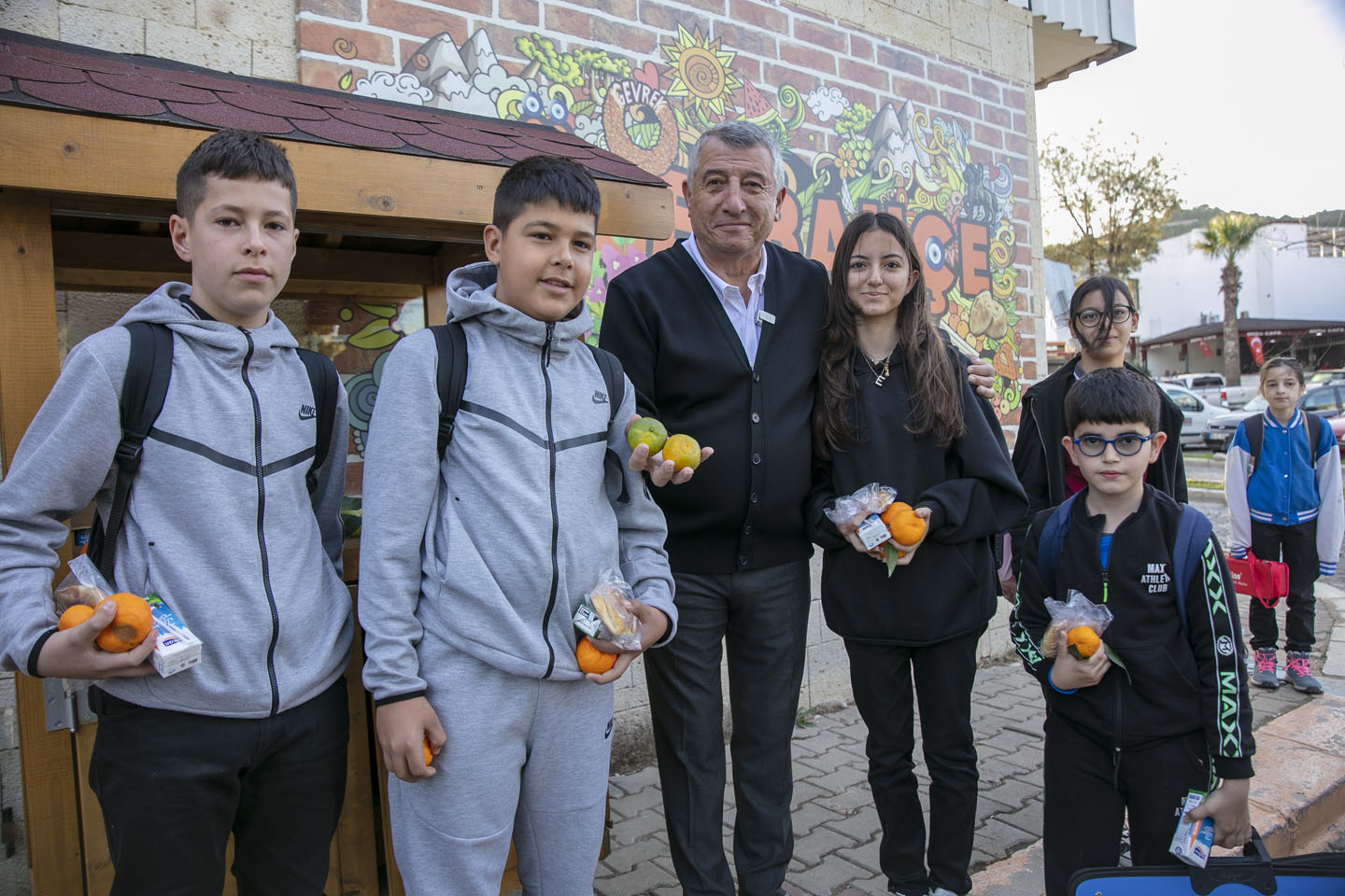 Çiftçinin Ürünü Dalında Kaldı, Belediye Topladı Halka Dağıttı