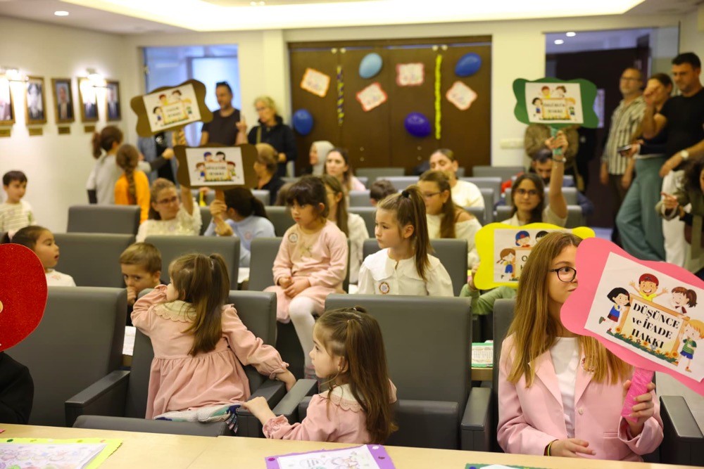 Çeşme Belediyesi Meclis Salonu’nda 1. Çocuk Hakları Çalıştayı gerçekleştirildi