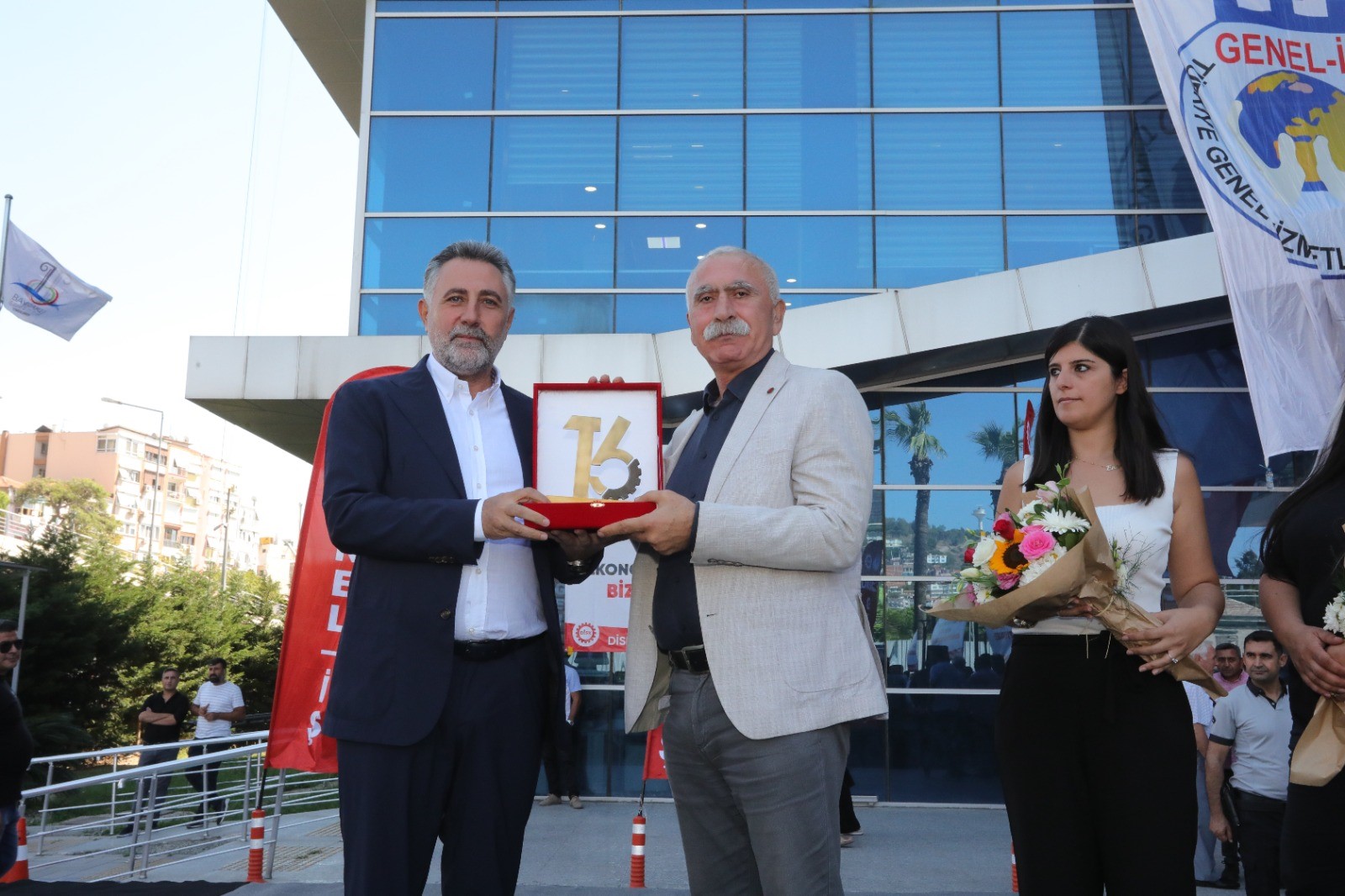 Bayraklı'da ek protokol kutlaması!