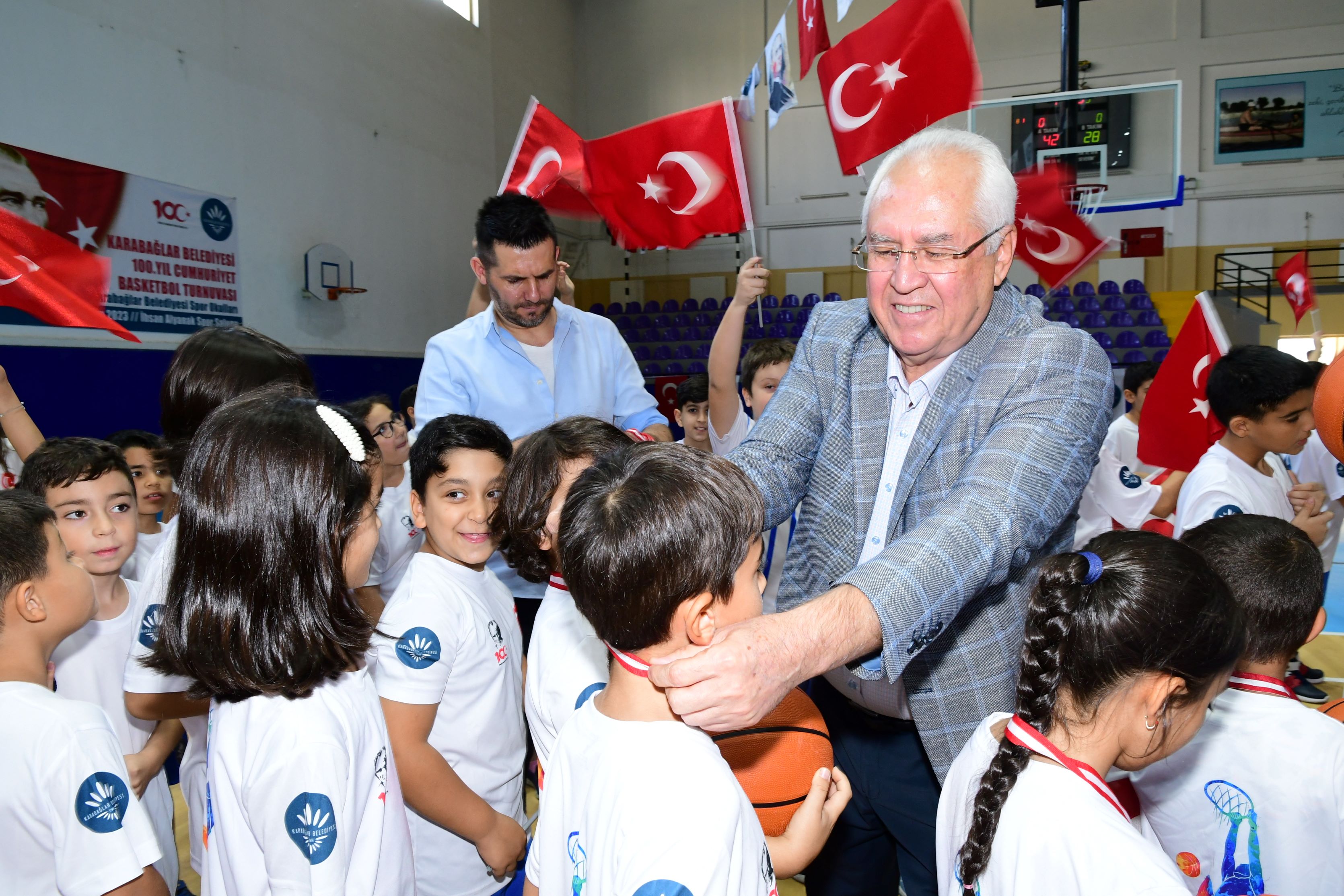 Karabağlar'da basketler 100. yıl için atıldı