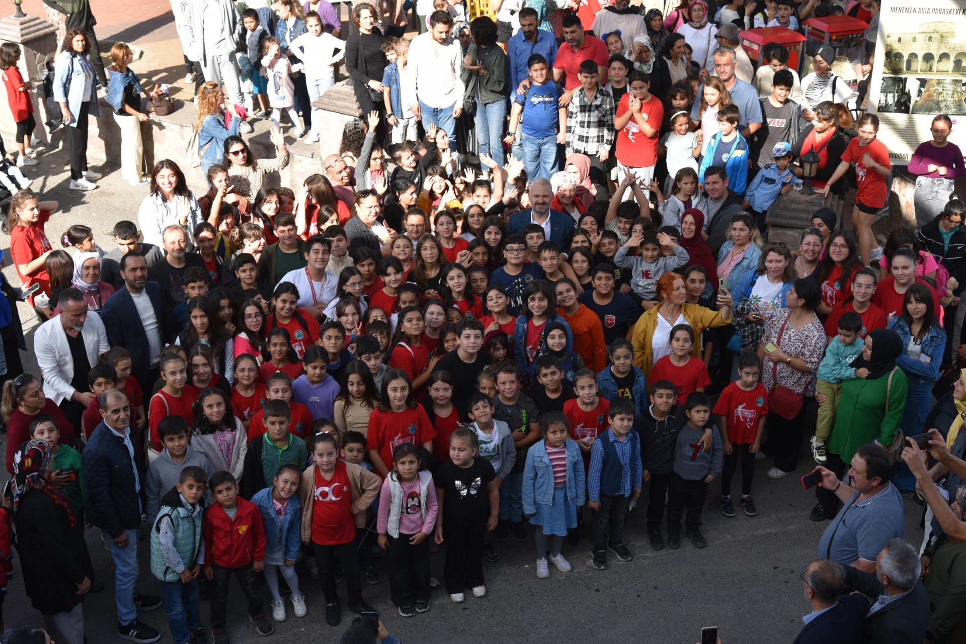 Menemen Belediyesi'nden öğrencilere dev destek!