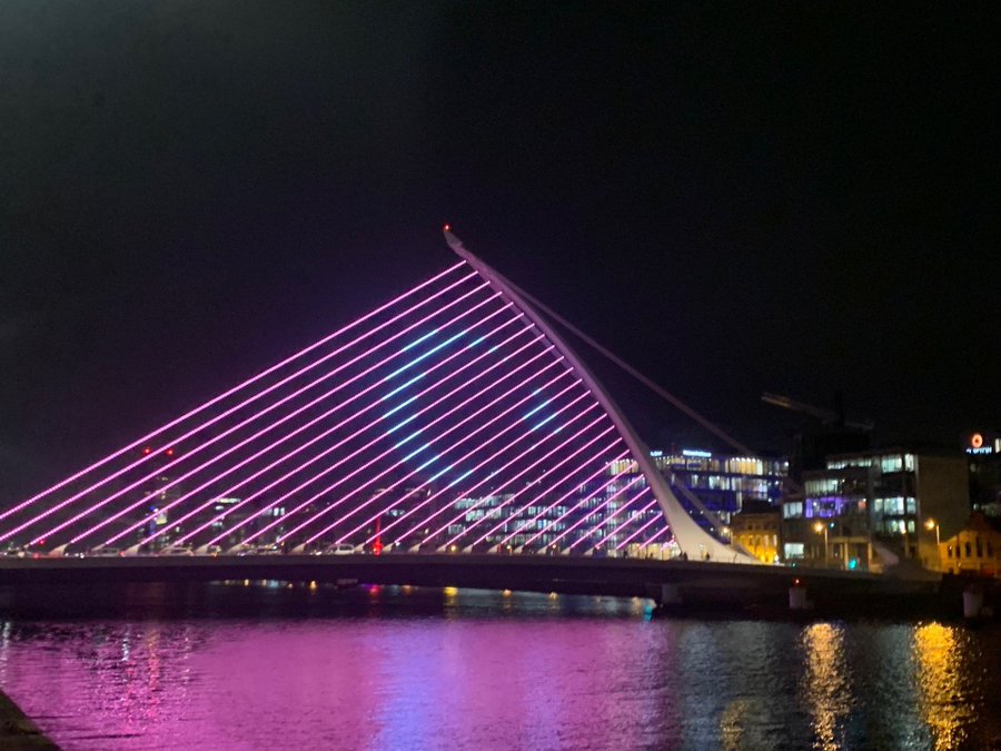İrlanda'da Samuel Beckett Köprüsü, Türk Bayrağı'yla aydınlatıldı.