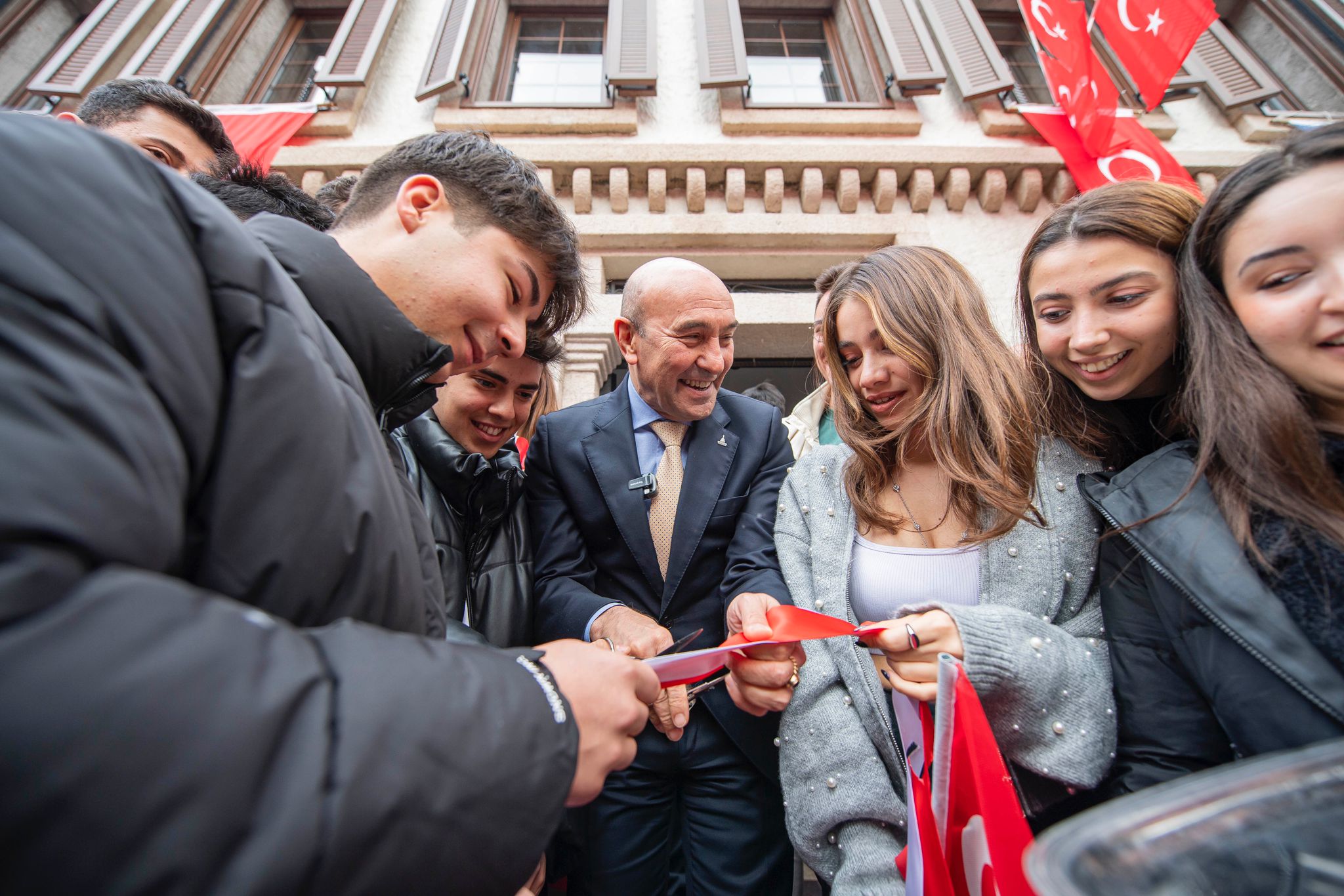 İzmir’in 24 saat yaşayan 100. Yıl Kitap Kafe ve Kütüphanesi açıldı