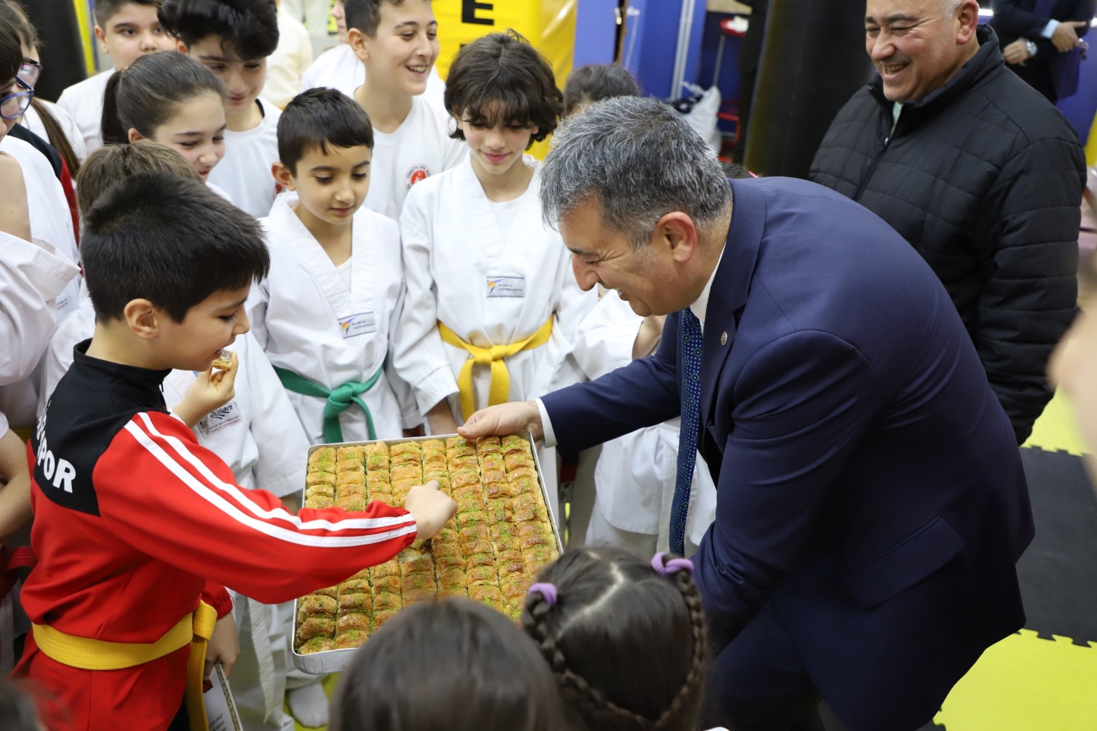 GENÇLİK VE SPOR İL MÜDÜRÜNDEN BAŞARILI SPOR KULÜBÜNE ZİYARET