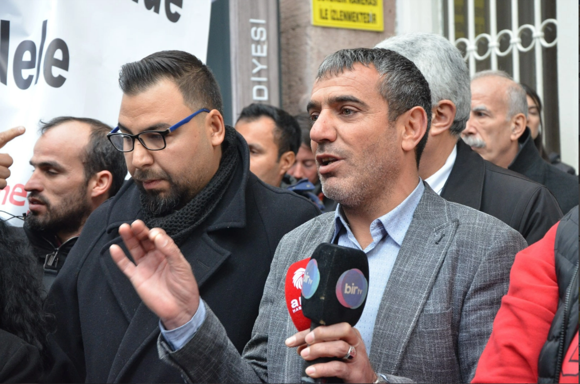 İzmir Büyükşehir Belediyesi önünde Başkan Soyer'e destek nöbeti