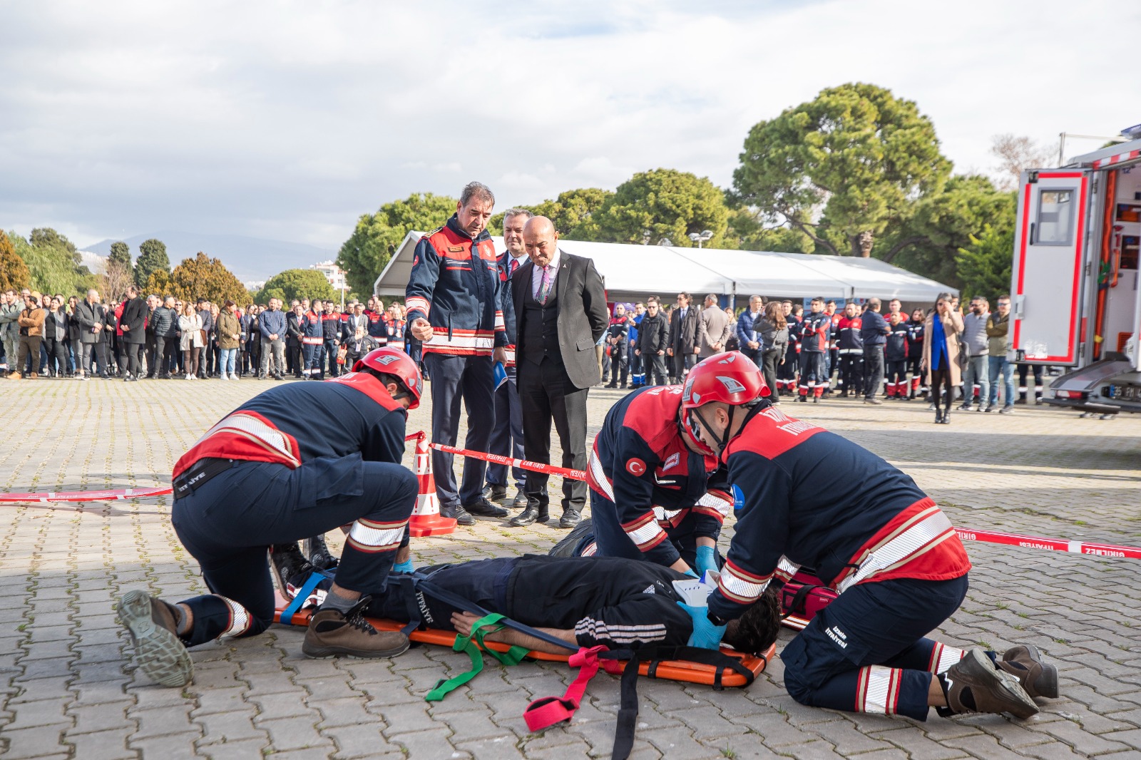 İzmir itfaiyesinin özel donanımlı ambulansları hayat kurtaracak