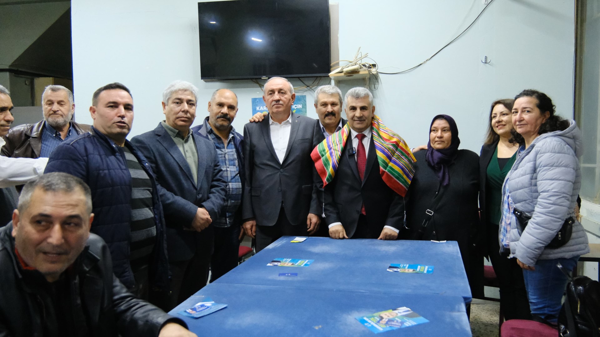 Karabağlar’a asılan ‘İcraat Yapılmaz’ levhası iniyor