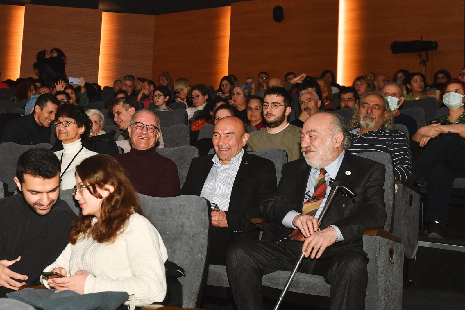 İzmir Şehir Tiyatrosu sanatçılarından Başkan Soyer’e teşekkür