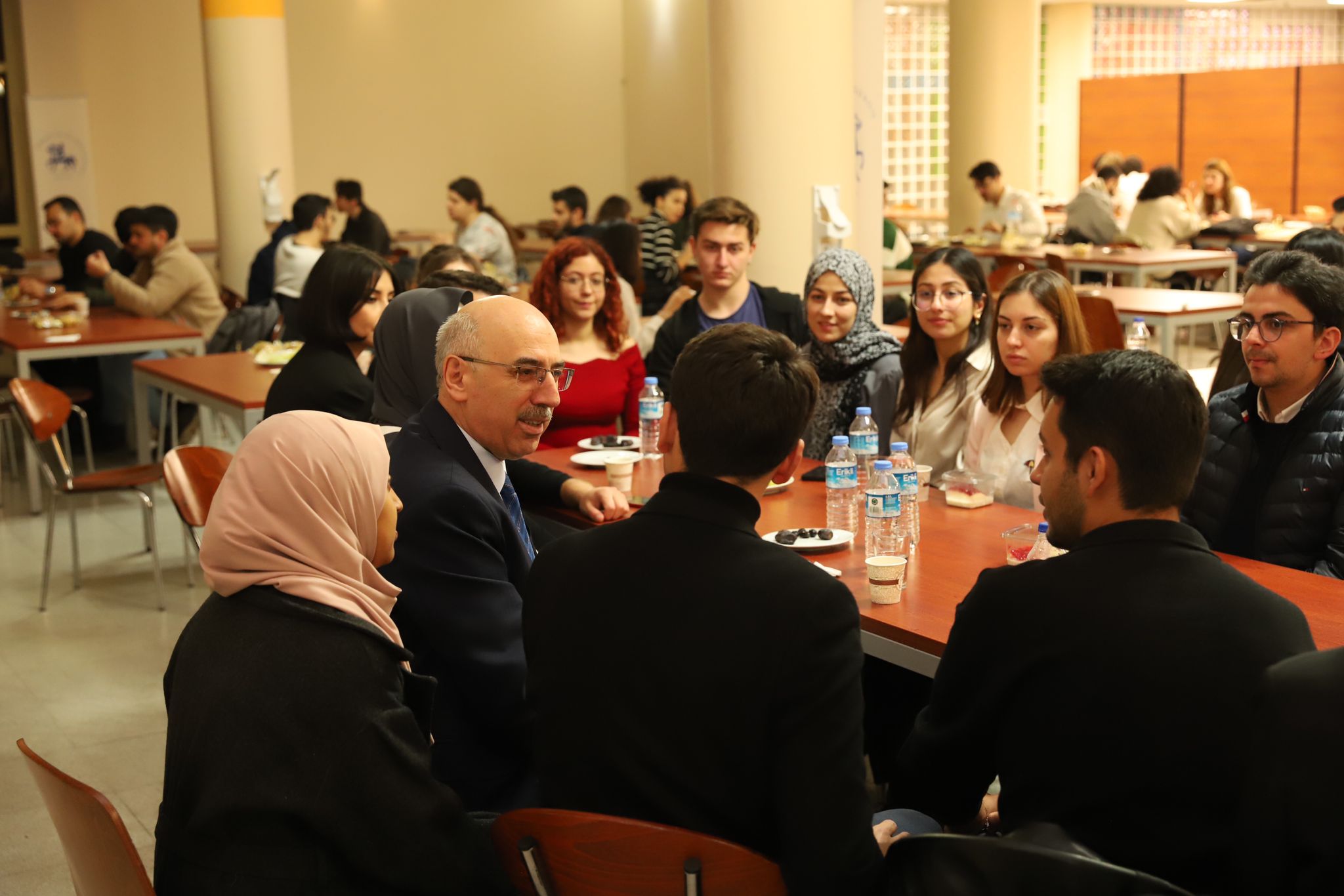 (DEÜ) Rektör Vekili Prof. Dr. Mahmut Ak, öğrencilerle birlikte iftar yaptı.