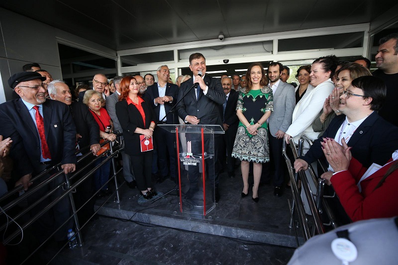 Karşıyaka’da devir teslim coşkusu; Tugay, görevi Yıldız Ünsal’a devretti