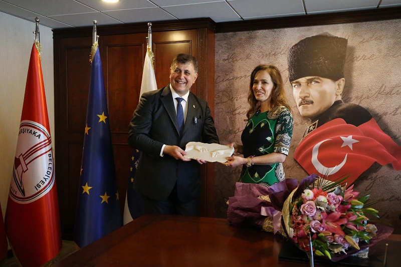 Karşıyaka’da devir teslim coşkusu; Tugay, görevi Yıldız Ünsal’a devretti