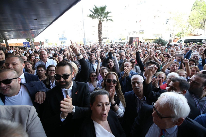 Karşıyaka’da devir teslim coşkusu; Tugay, görevi Yıldız Ünsal’a devretti