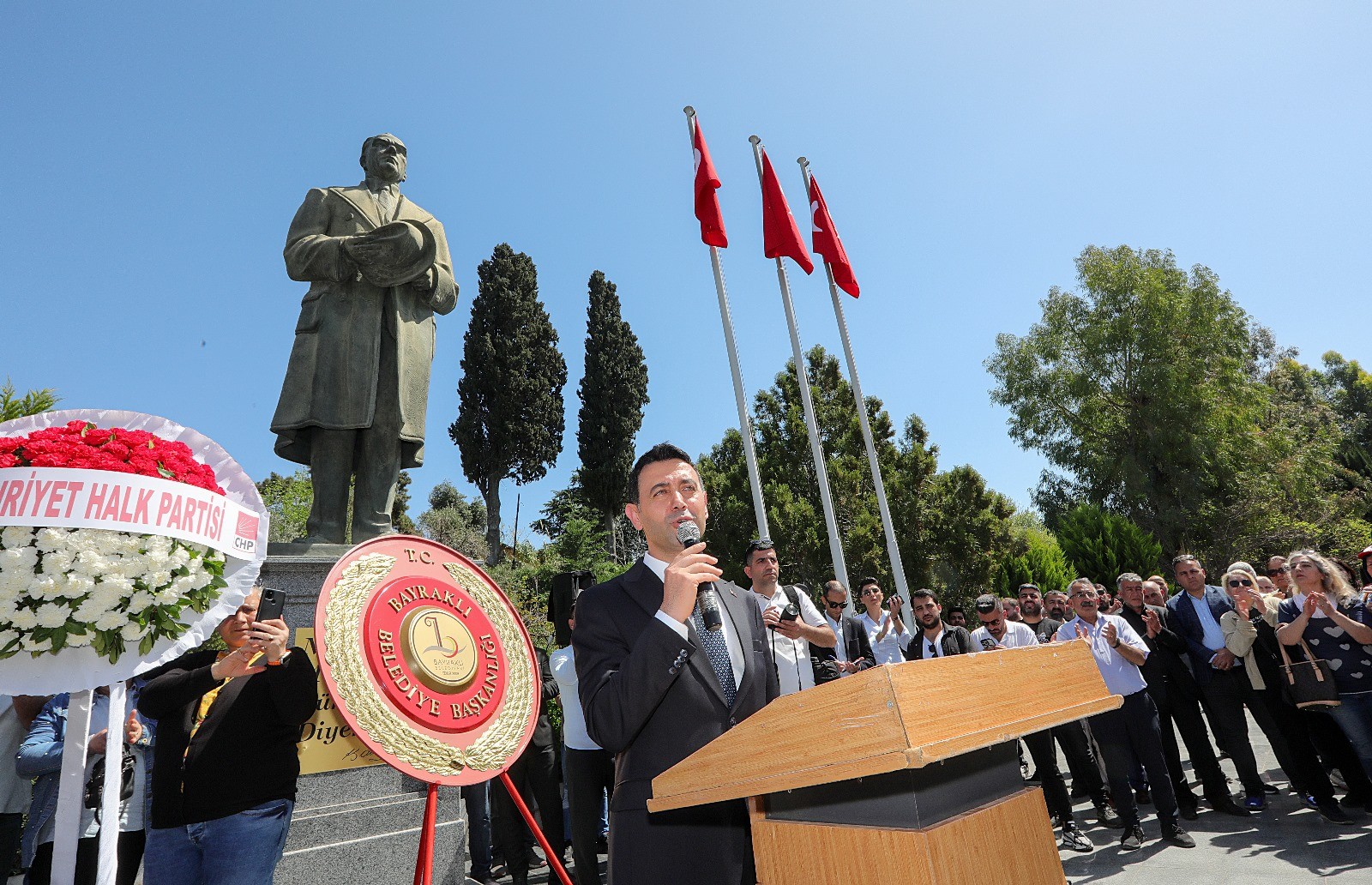 Bayraklı’da Başkan İrfan Önal mazbatasını aldı