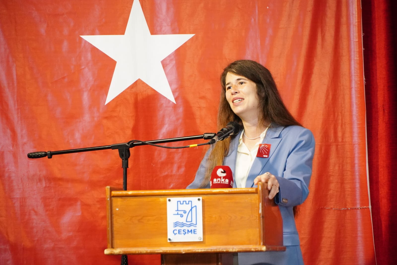 Çeşme'nin ilk kadın başkanı Lal Denizli mazbatayı aldı