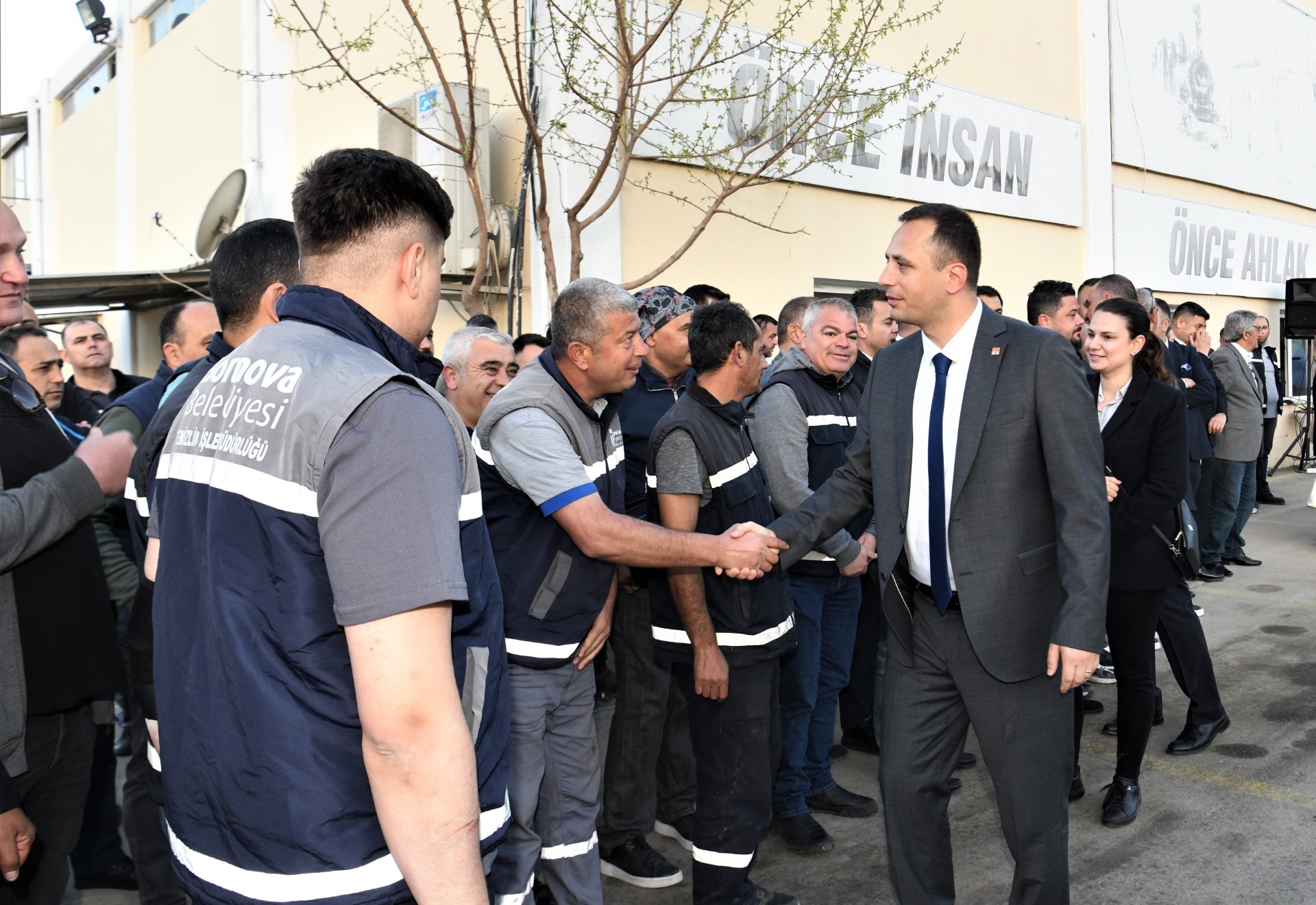 Bornova Belediye Başkanı Ömer Eşki güne işçilerle bayramlaşarak başladı