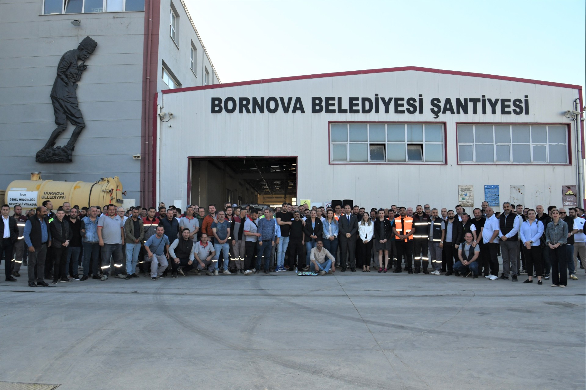 Bornova Belediye Başkanı Ömer Eşki güne işçilerle bayramlaşarak başladı