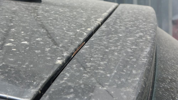 Çöl tozu etkili oldu, araçlara çamur yağdı