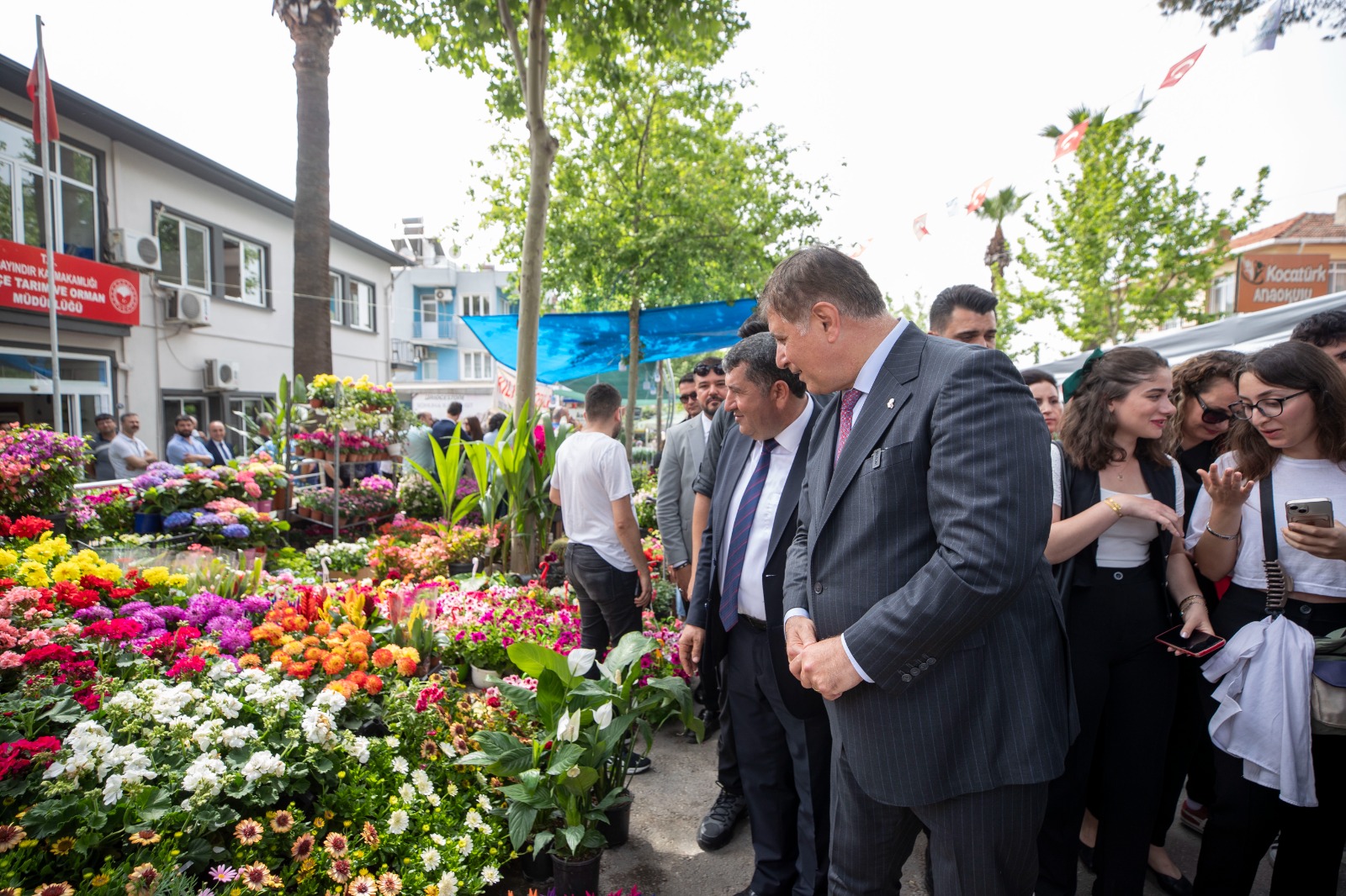 İzmir’in geleneksel festivaliyle Bayındır’da yine çiçekler açtı