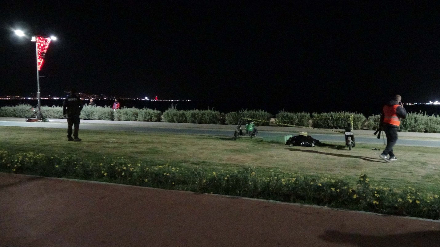 Alsancak Kordon'da, çimlerde ceset bulundu