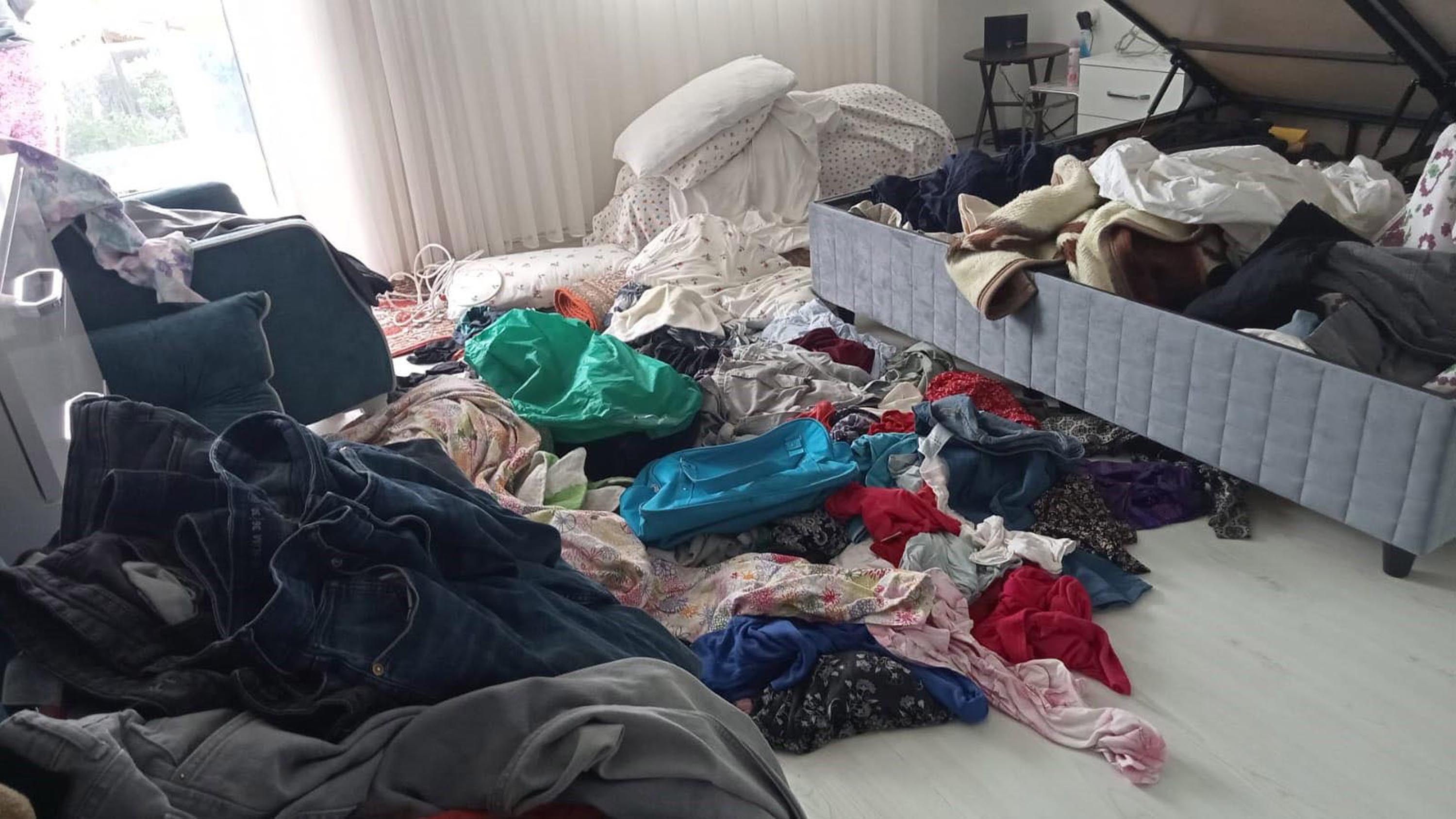 Villada alem yapıp, 35 yıllık içkileri çaldılar