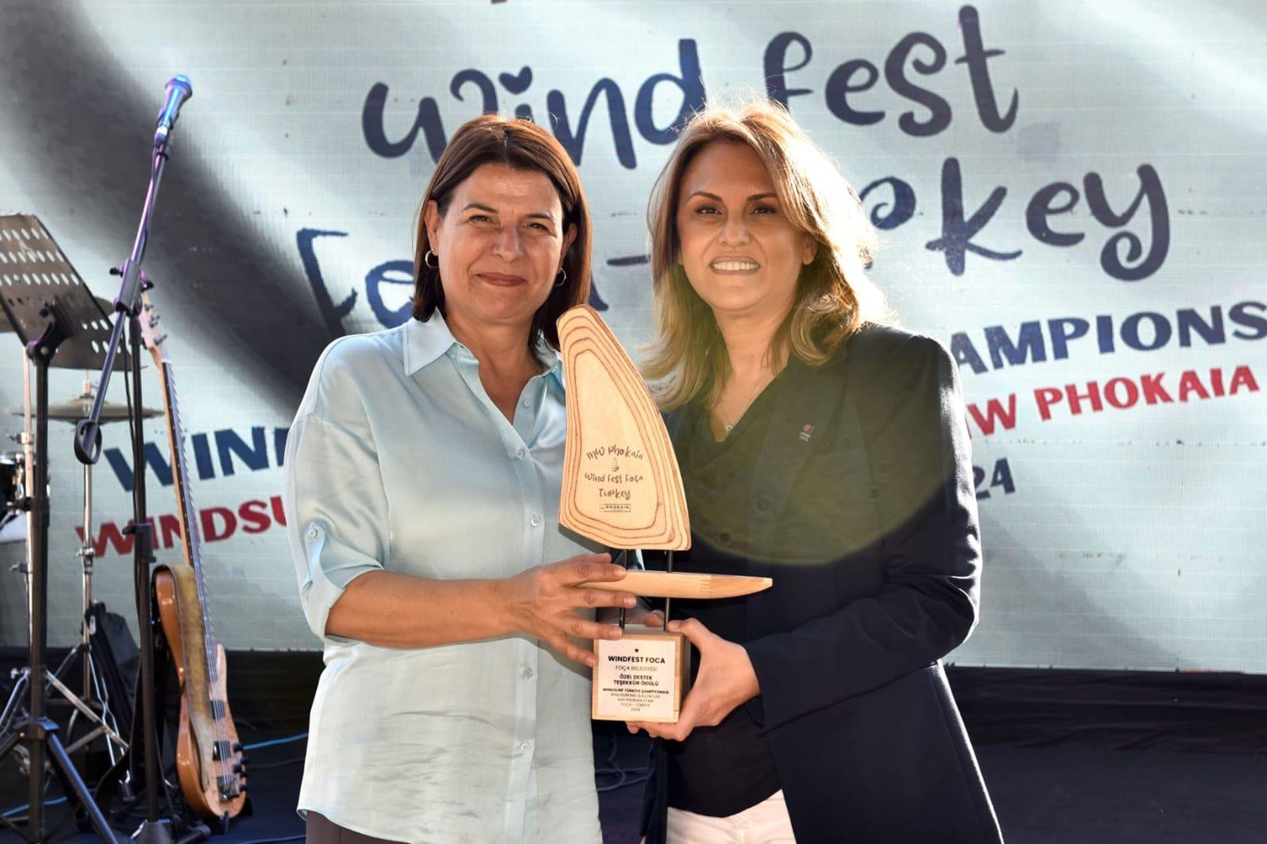 Foça'da rüzgar sörfü heyecanı yaşandı