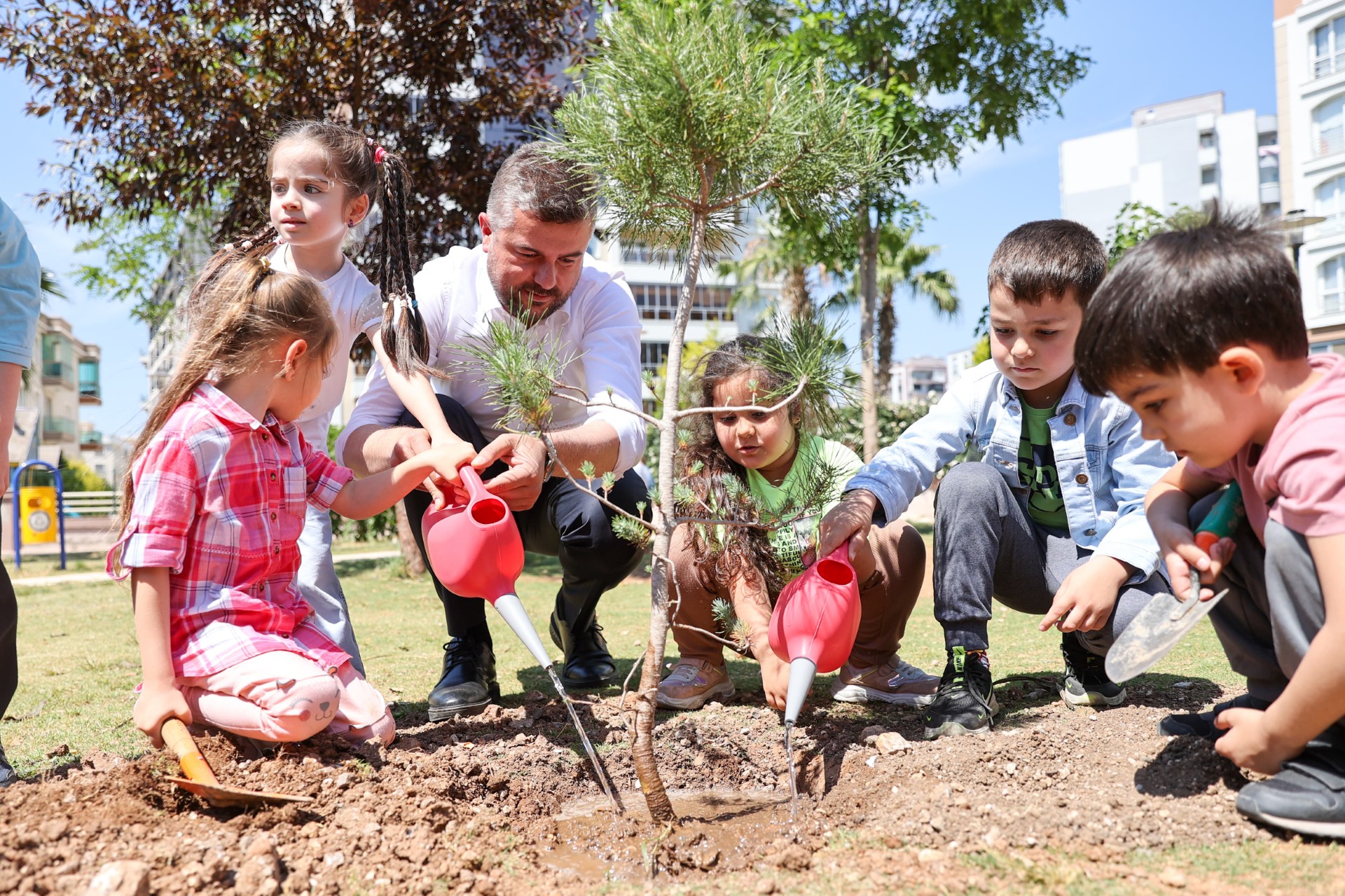 BAŞKAN DUMAN MİNİKLERLE FİDAN DİKTİ