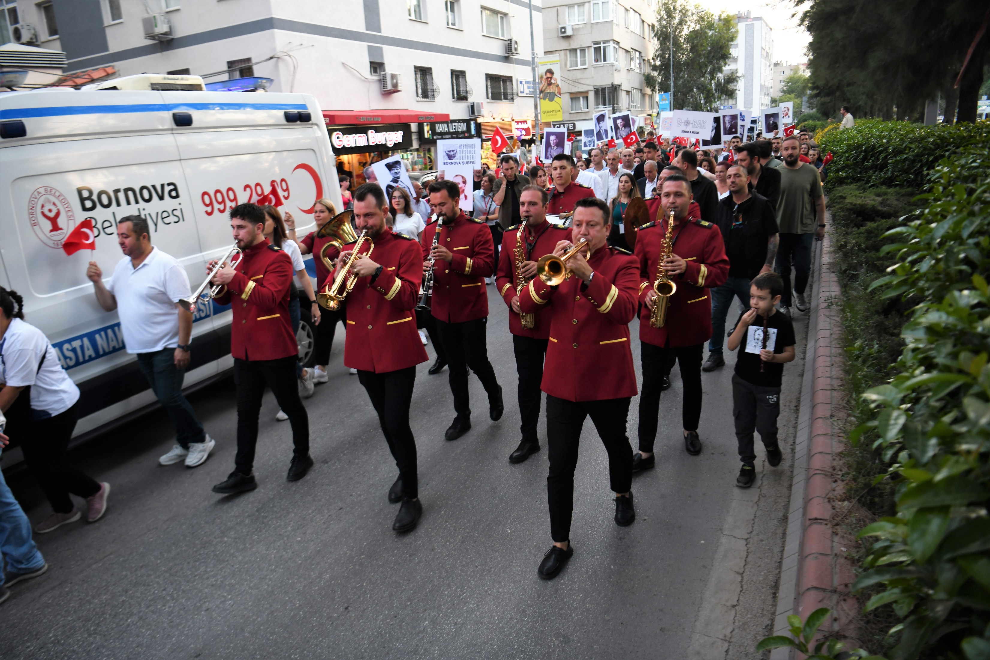 Bornova'da 19 Mayıs törenleri büyük coşkuya sahne oldu