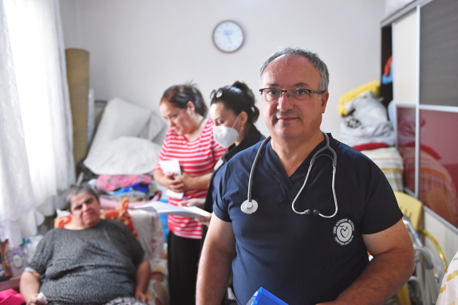 İzmir Büyükşehir Belediyesi "Evde Bakım" ile şifa dağıtıyor