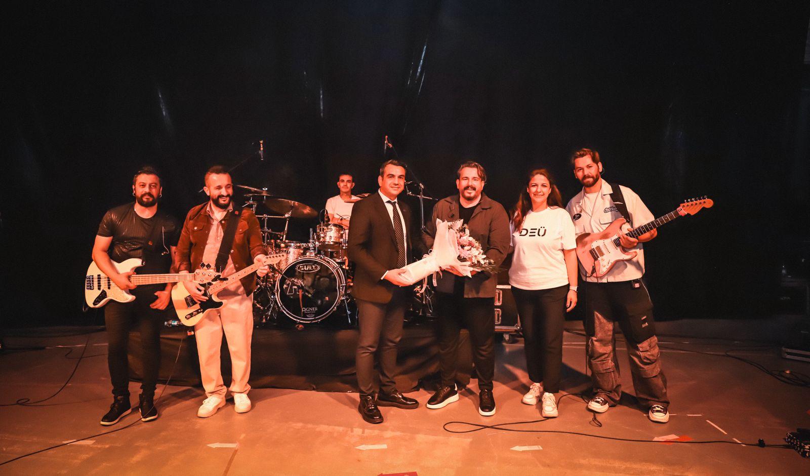 DEÜ'DE BAHAR ŞENLİĞİ COŞKUSU: GECE YOLCULARI SAHNE ALDI