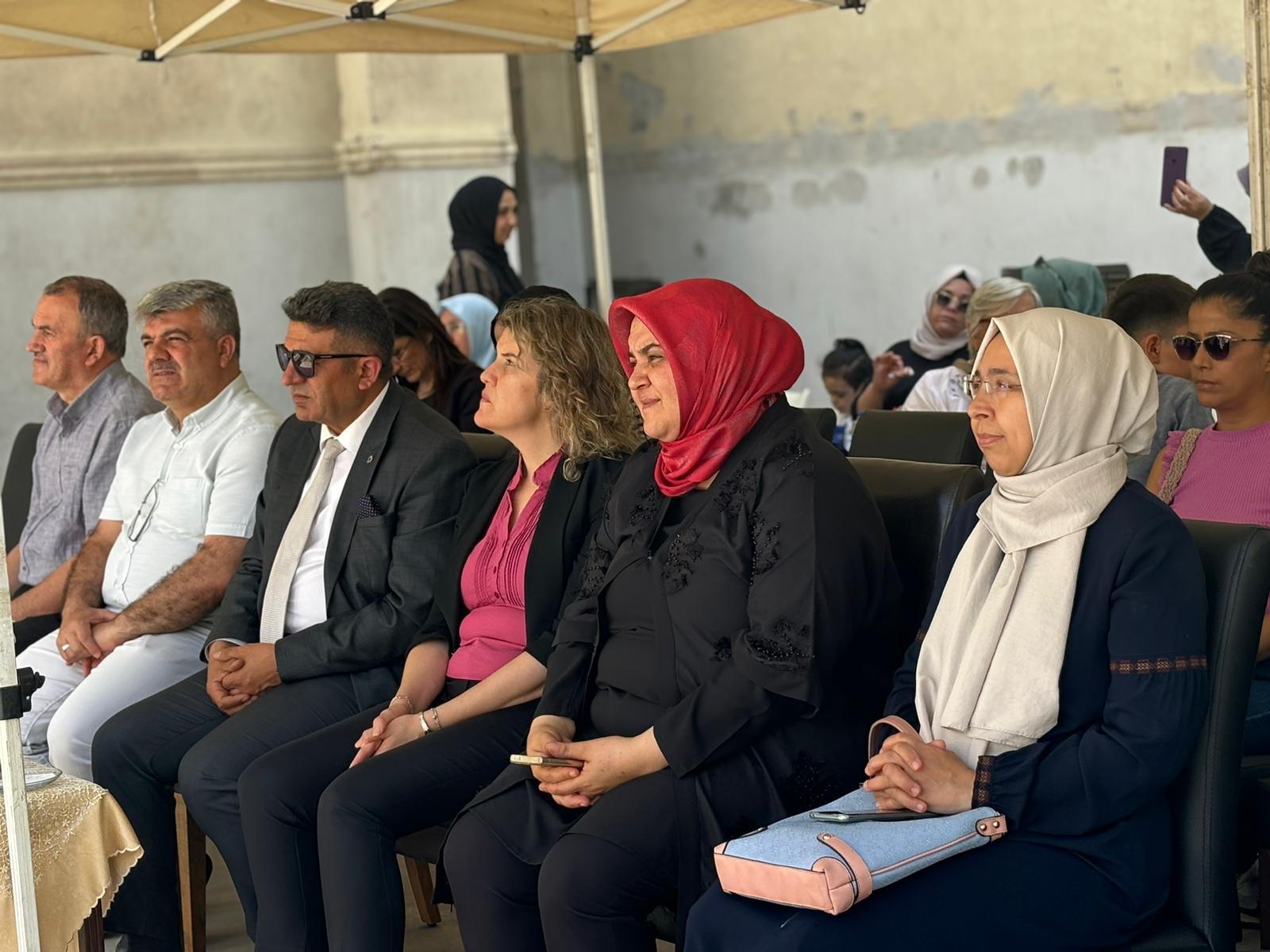 15 TEMMUZ ŞEHİTLERİ KIZ ANADOLU İMAM HATİP LİSESİ FEN VE SOSYAL BİLİMLER PROJE OKULU'NDA FESLEĞENLERDEN ÖYKÜLER KİTABININ İMZA GÜNÜ HEYECANI