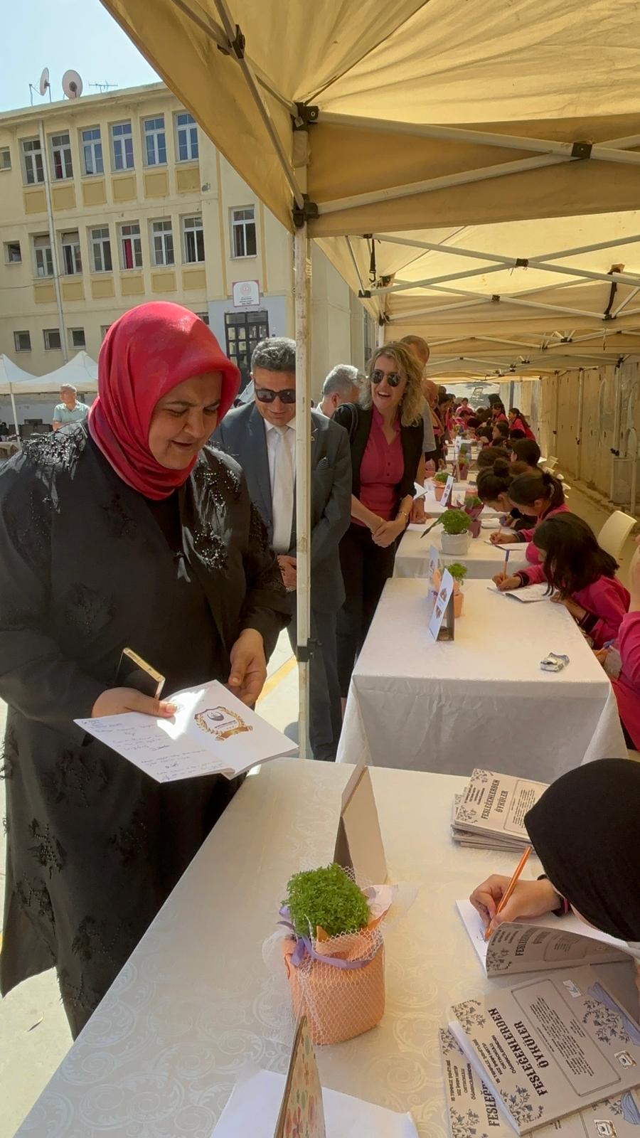 15 TEMMUZ ŞEHİTLERİ KIZ ANADOLU İMAM HATİP LİSESİ FEN VE SOSYAL BİLİMLER PROJE OKULU'NDA FESLEĞENLERDEN ÖYKÜLER KİTABININ İMZA GÜNÜ HEYECANI