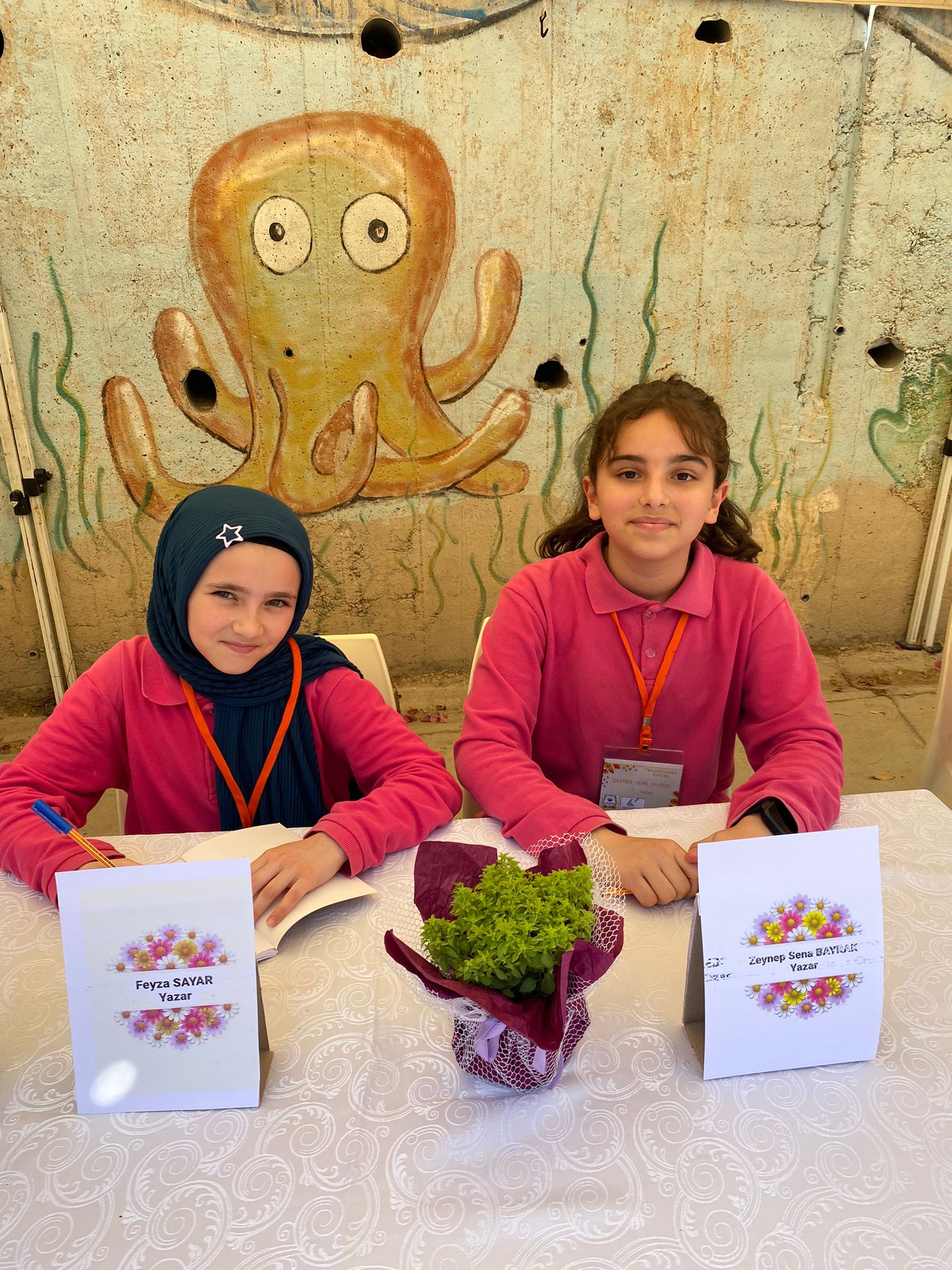 15 TEMMUZ ŞEHİTLERİ KIZ ANADOLU İMAM HATİP LİSESİ FEN VE SOSYAL BİLİMLER PROJE OKULU'NDA FESLEĞENLERDEN ÖYKÜLER KİTABININ İMZA GÜNÜ HEYECANI