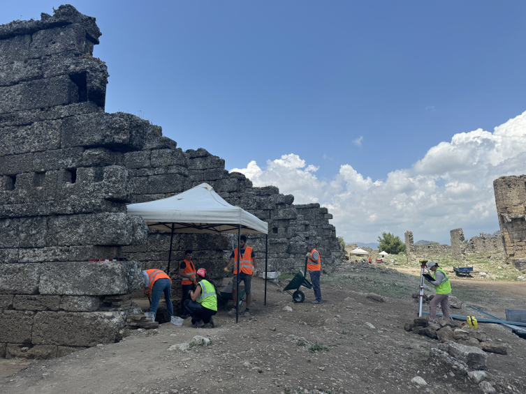 Aspendos Antik Kenti'nde 2 bin yıllık Zeus ve Afrodit heykelleri bulundu