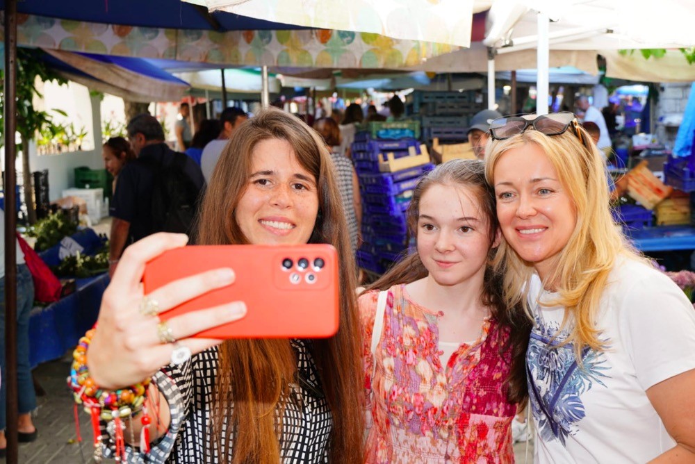 ÇEŞME’DE MAHALLE ZİYARETLERİ HIZ KESMEDEN DEVAM EDİYOR…