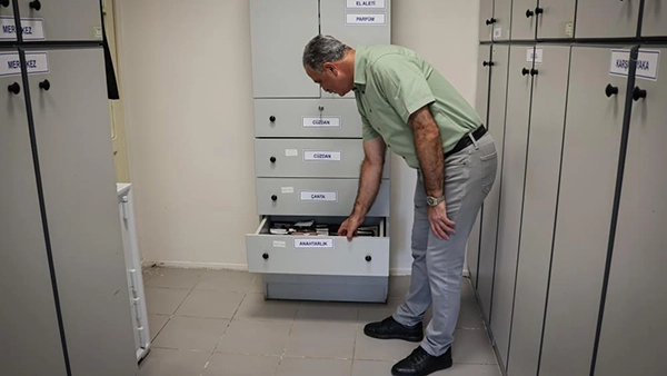 İzmir'deki ESHOT'un Kayıp Eşya Bürosu Dolup Taşıyor