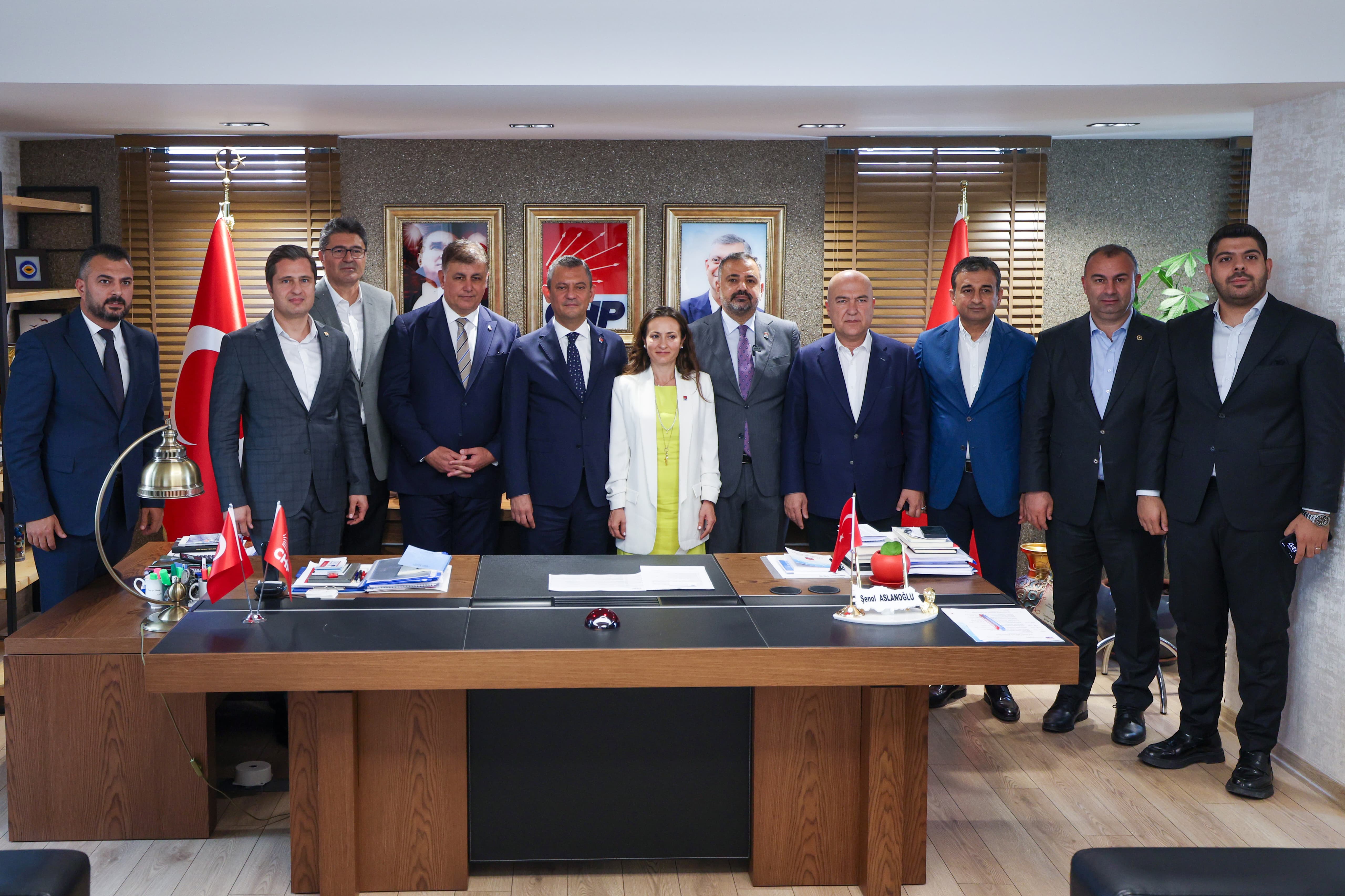 CHP Genel Başkanı Özgür Özel İzmir'e geldi