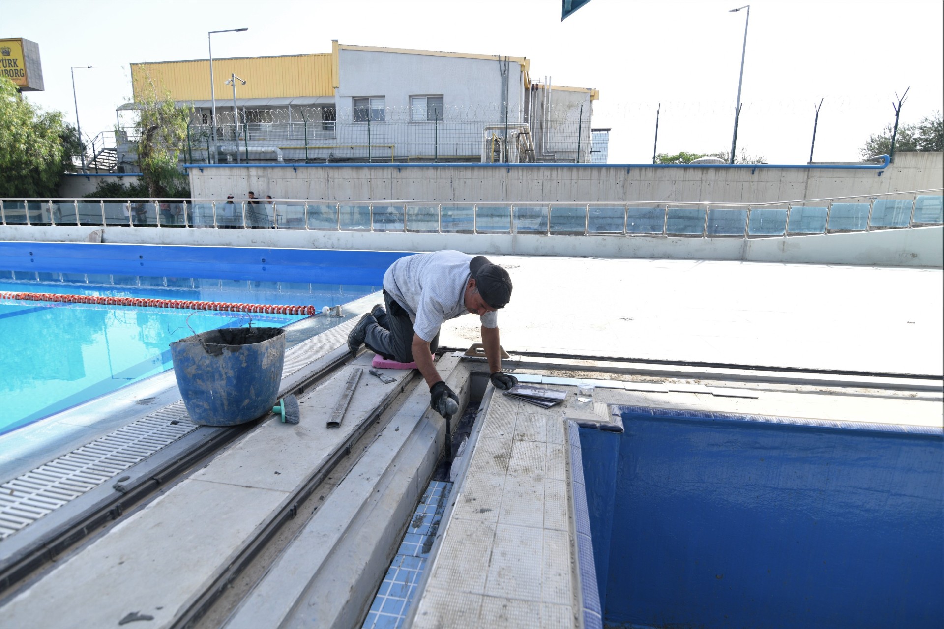 Bornova’da açık havuz yaza hazır
