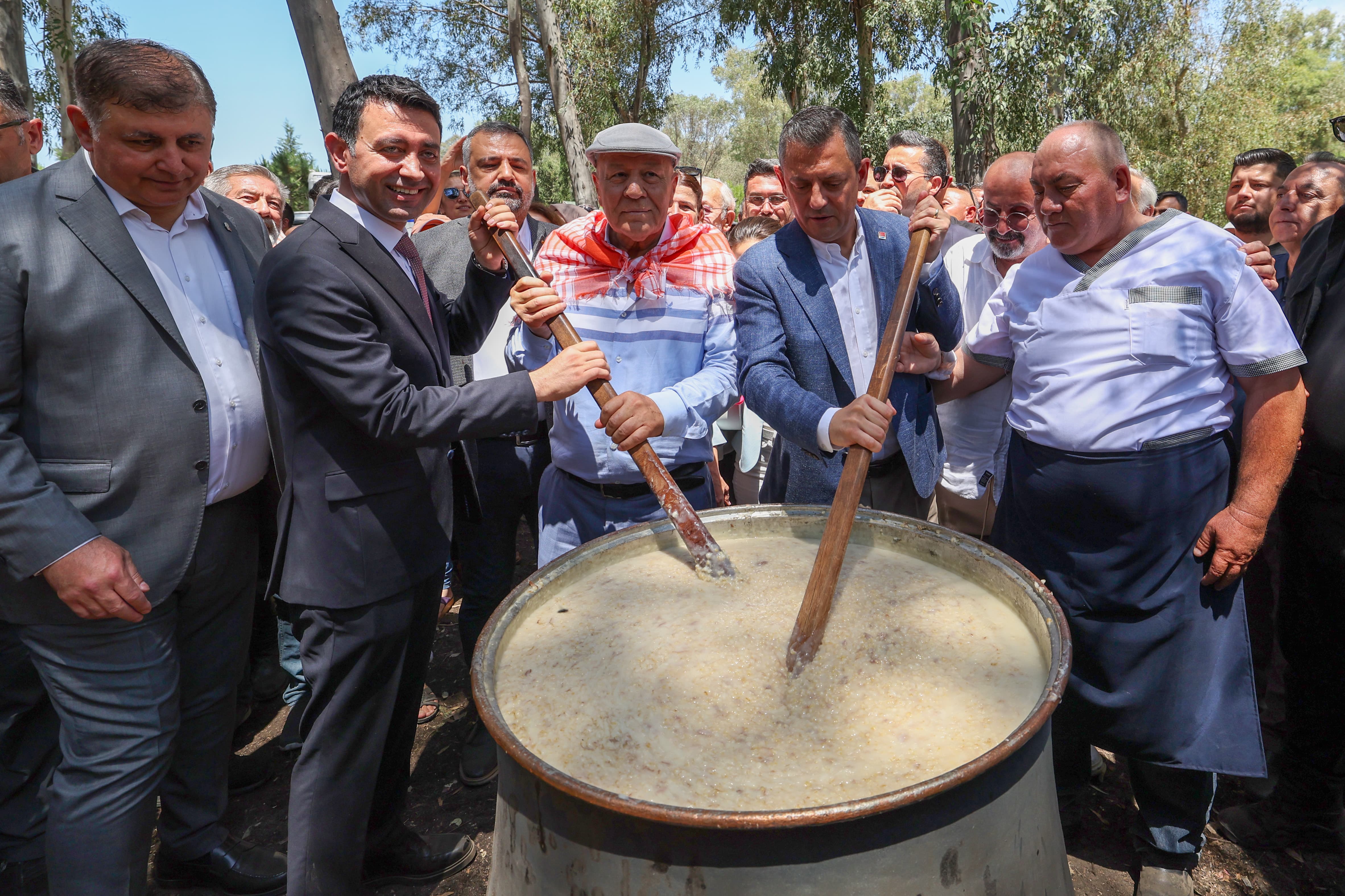 CHP Lideri'nden Başkan Tugay'a övgü: İzmir'e değen bu yetenekli el kenti hak ettiği hizmetlerle tanıştıracak