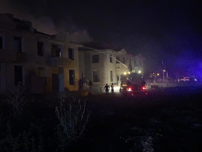 İzmir'de otluk alanda çıkan yangında alevler 2 metruk villaya sıçradı