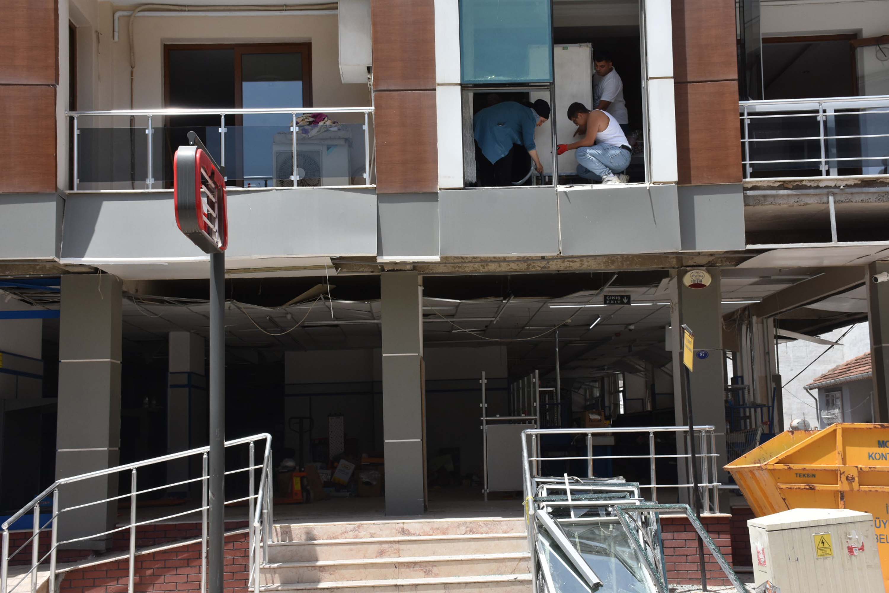 Patlamanın olduğu sokakta temizlik ve onarım