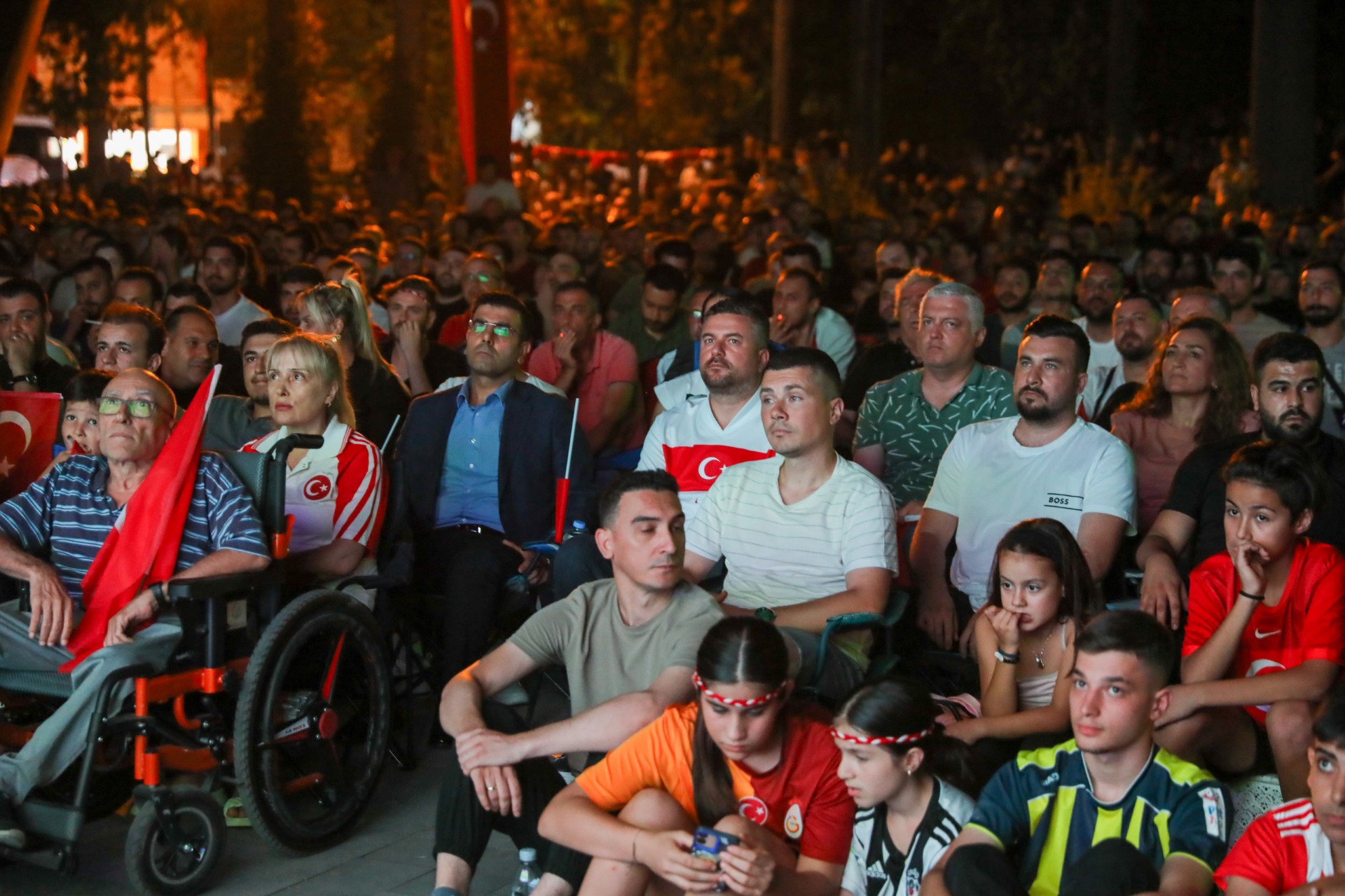 Buca’da millî maç coşkusu Hasanağa Bahçesi’ne sığmadı