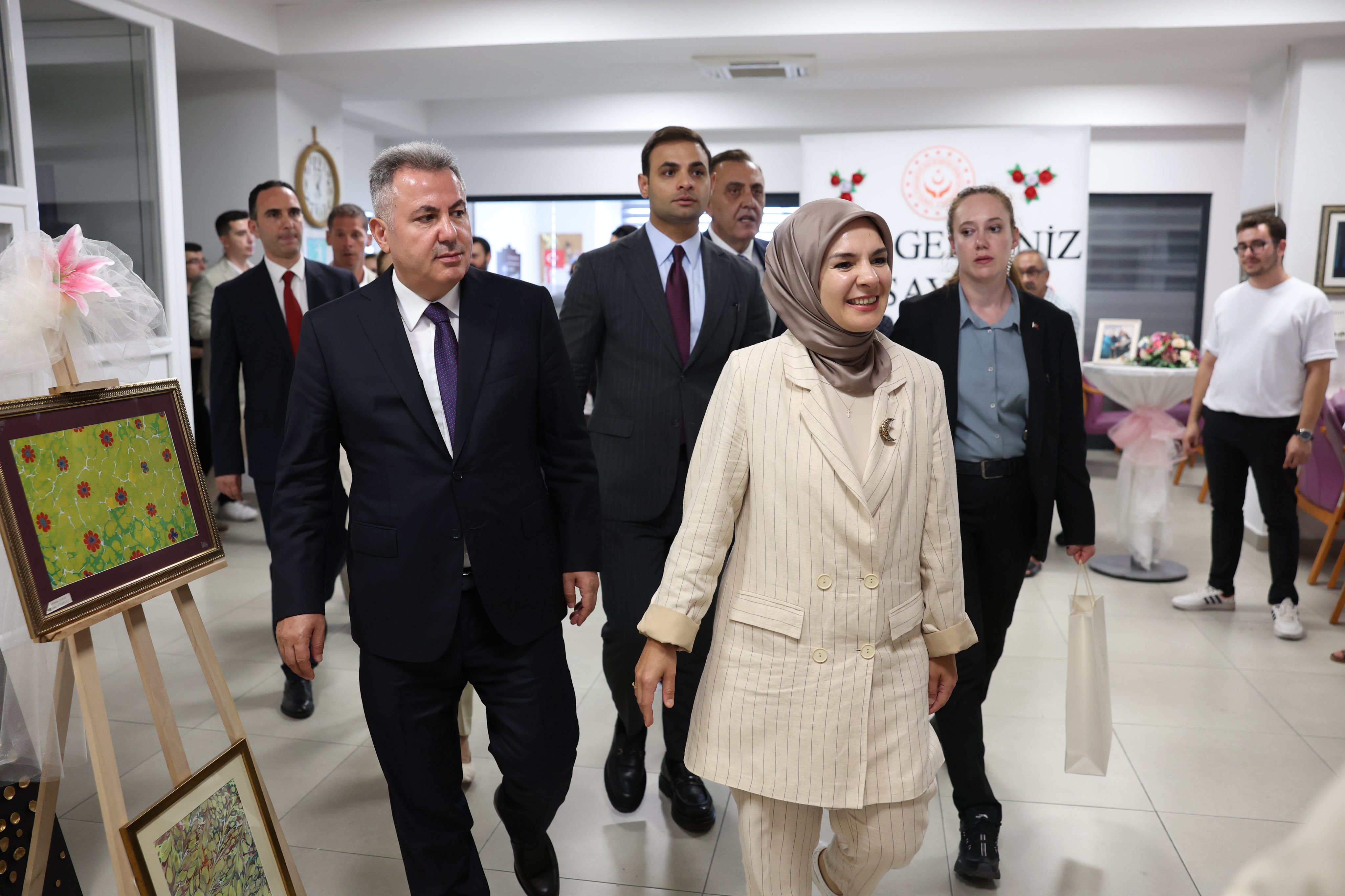 İzmir Valisi Elban ve Bakan Göktaş'tan Buca Huzurevi ve Özel Çocuklara Ziyaret