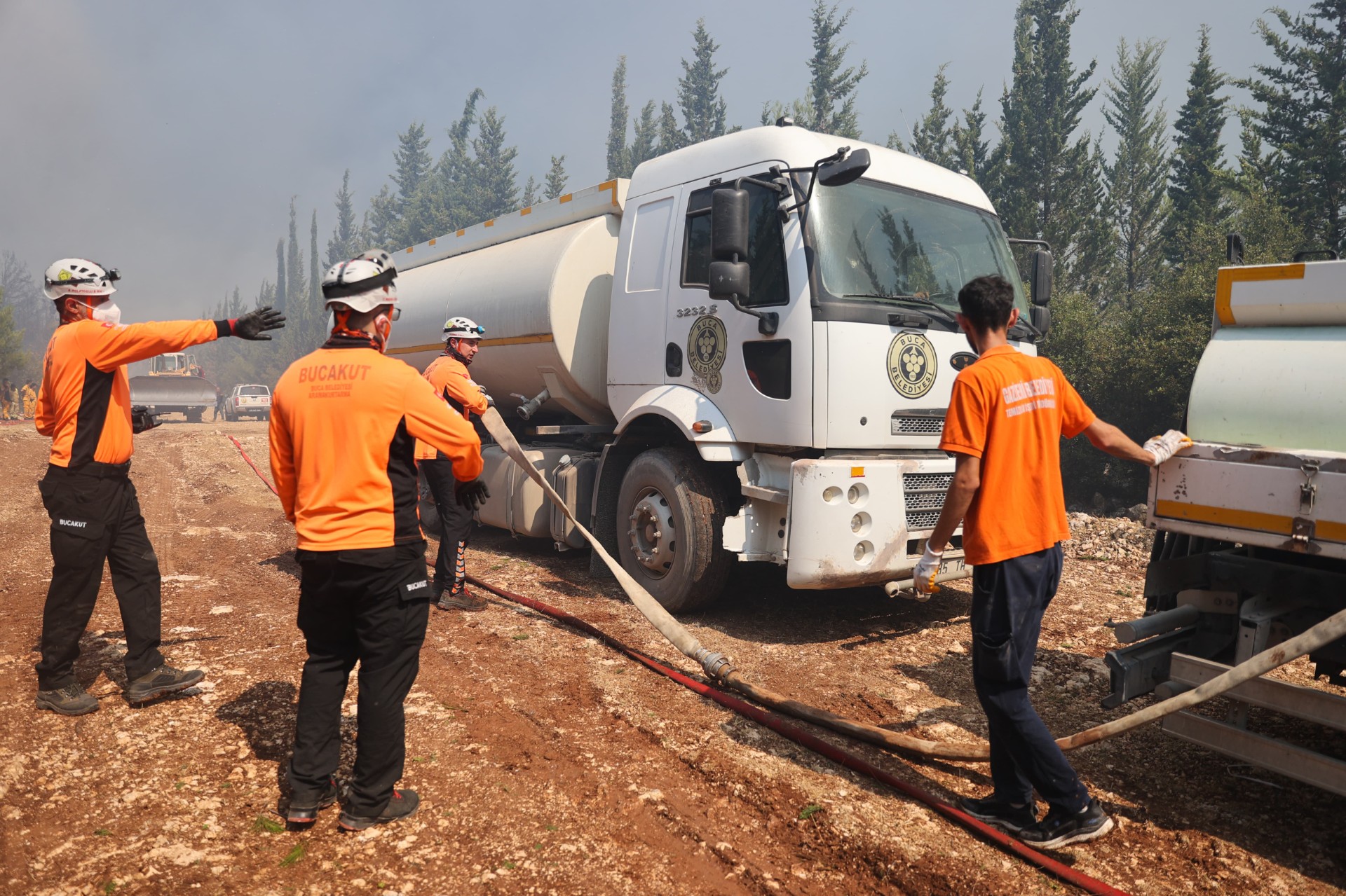 BUCA BELEDİYESİ EKİPLERİNİN YOĞUN YANGIN MESAİSİ