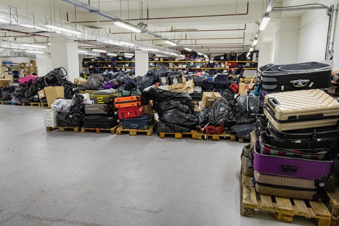 İzmir havalimanında unutulan eşyalarla  adeta mağaza açılır