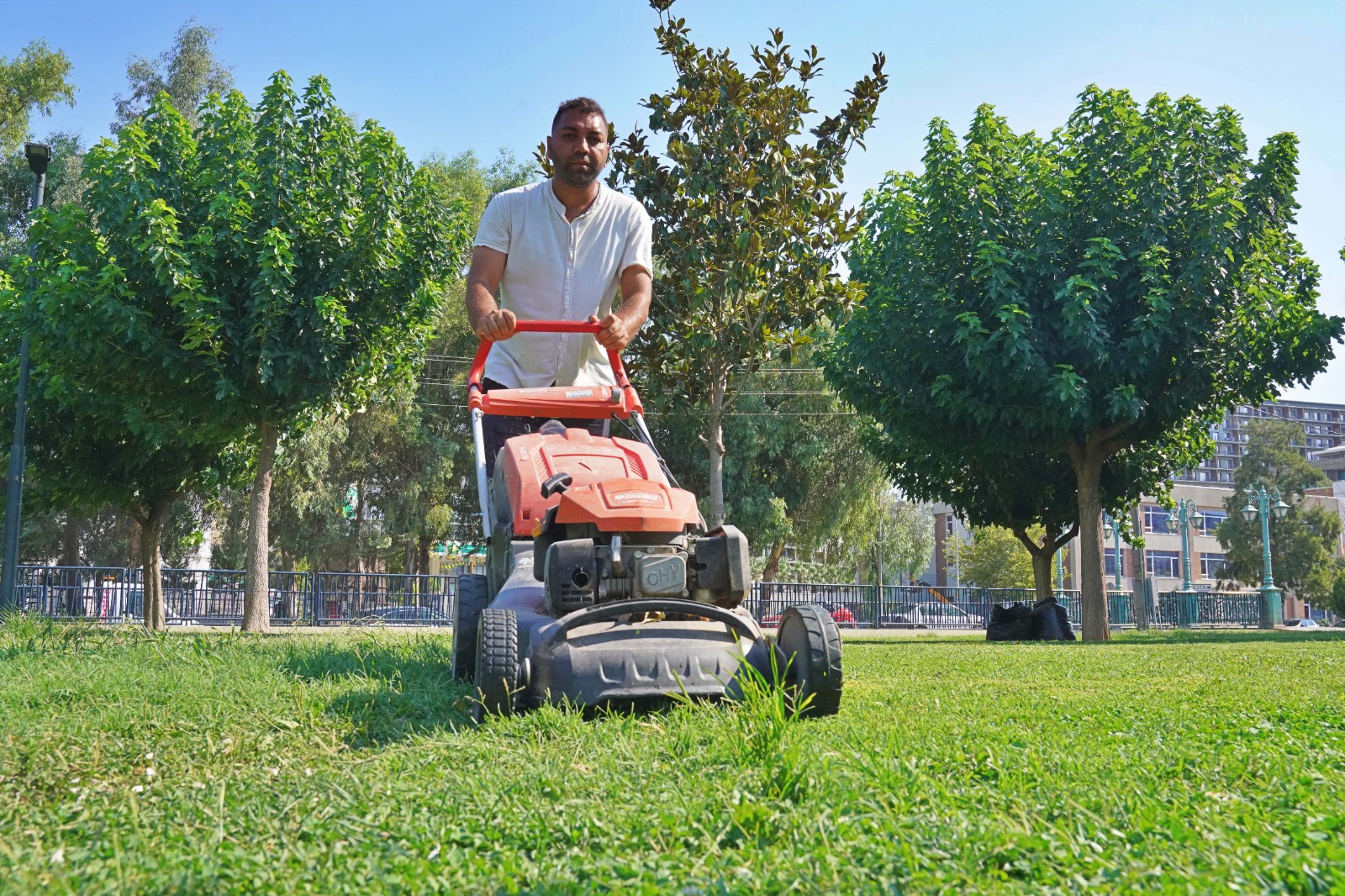 Parklarda bakım onarım ve zemin yenileme çalışması